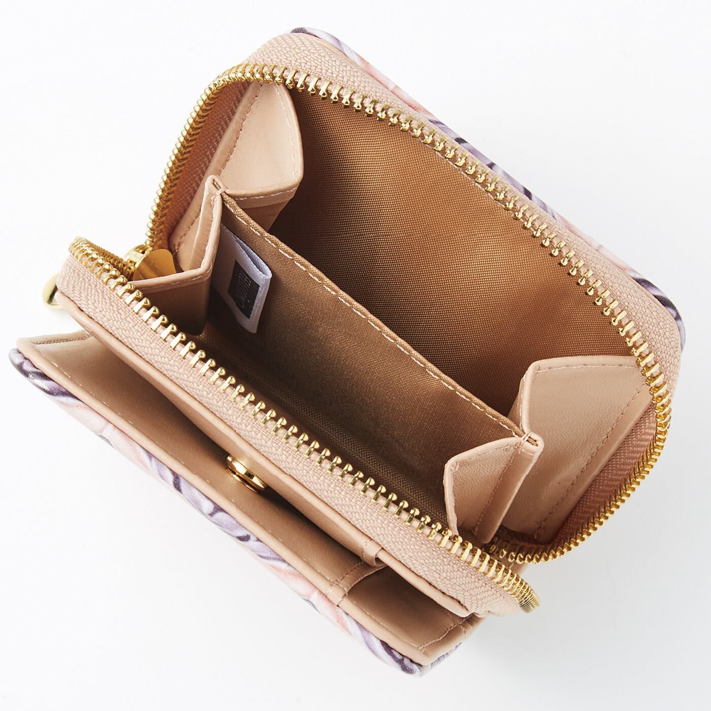 フェリシモの雑貨Kraso|『世界のタイル博物館』和製マジョリカタイル模様の二つ折り財布|小銭入れは出し入れしやすい独立型。仕切り付きで仕分けもらくらく。