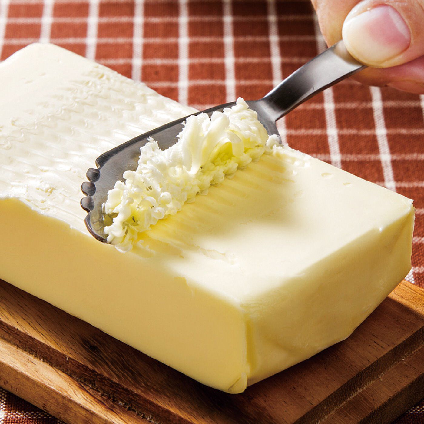 フェリシモの雑貨 Kraso|あこがれの厚焼きサンドが作れる　レンジで簡単 ふわふわ卵焼きメーカー＆バターナイフセット|冷えて固いバターも、軽い力でふわふわに削れます。