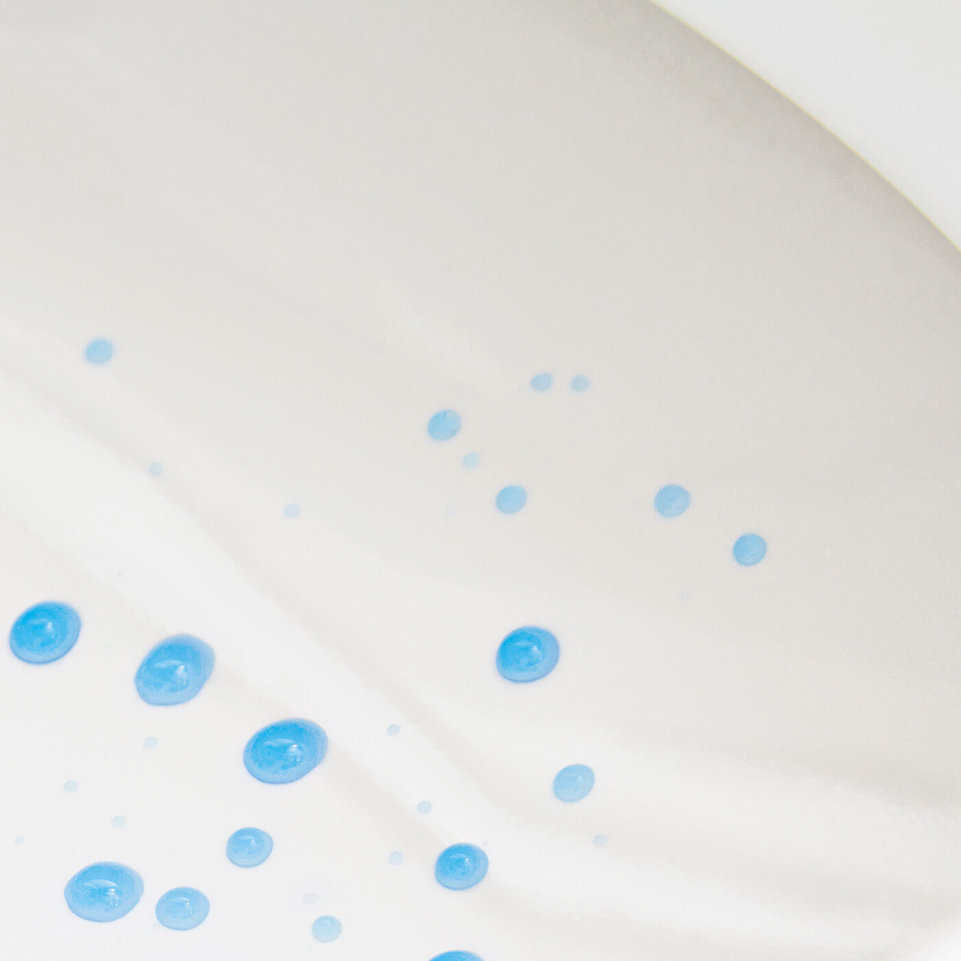 フェリシモの雑貨 Kraso|週１回のピカピカコーティングで汚れがつきにくい　トイレ撥水（はっすい）除菌スプレーの会|水を流すたびにはじくので、汚れがつきにくくなります。※着色した水を使用。
