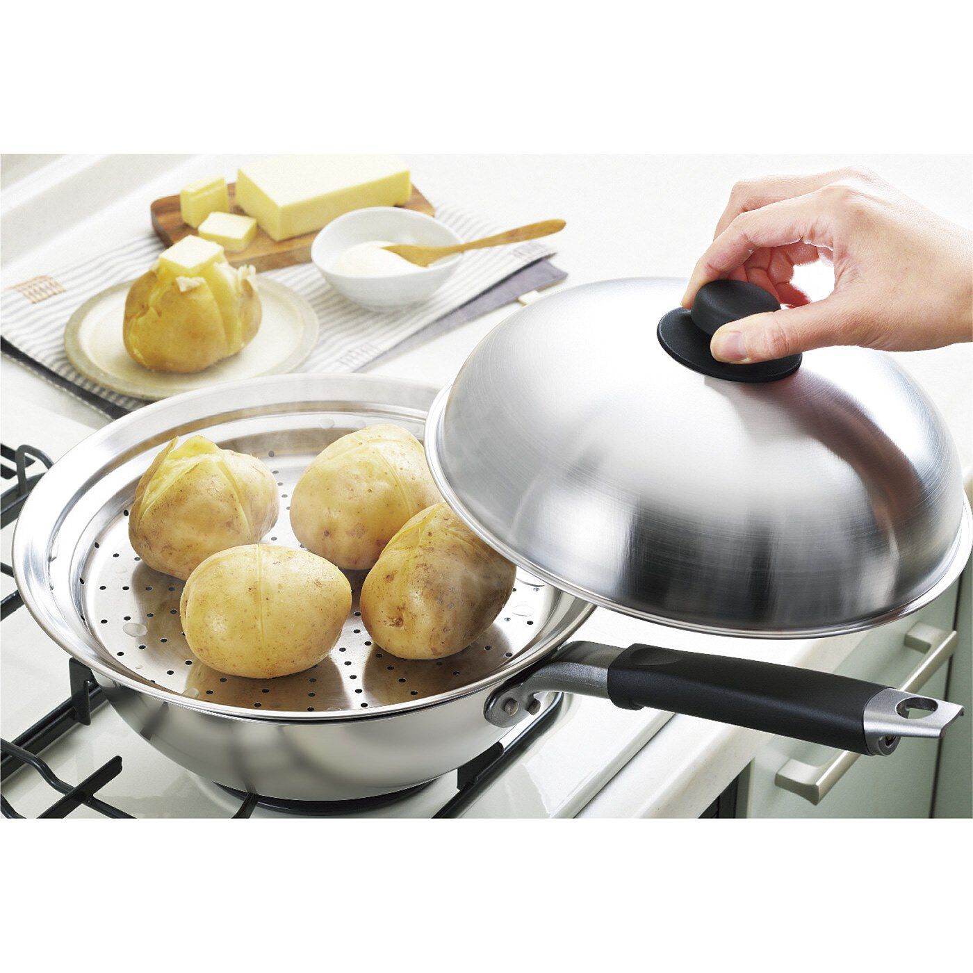 フェリシモの雑貨 Kraso|フライパンをフル活用！蒸す時にのせてそのままお皿にのせられるフライパン蒸し器|フライパンにのせるだけで本格的な蒸し料理の完成。プレート自体が大きいから、一度にたくさん蒸すことができます。