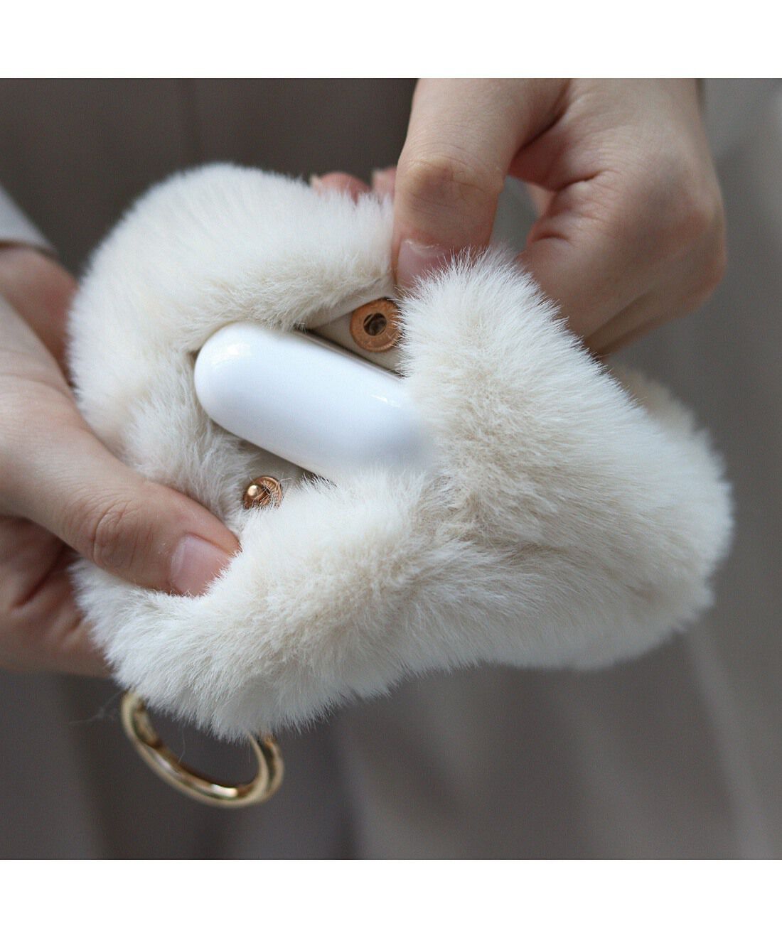 フェリシモの雑貨Kraso［クラソ］|ヌークス　イエティバッグチャームＷＨ|モフモフの毛並みに包まれて、ちょっぴり「どこかな？」と迷子になりそうなスナップボタン。
