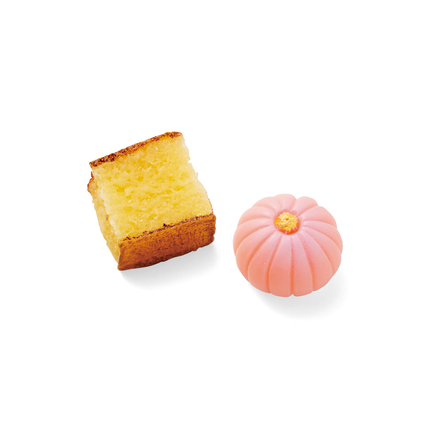 フェリシモの雑貨 Kraso|四季を愛（め）でながら日本伝統菓子文化を楽しむ　ミニチュア和菓子12種類のマグネットコレクションの会|〈カステラ＆菊〉●1回のお届けセット例です。