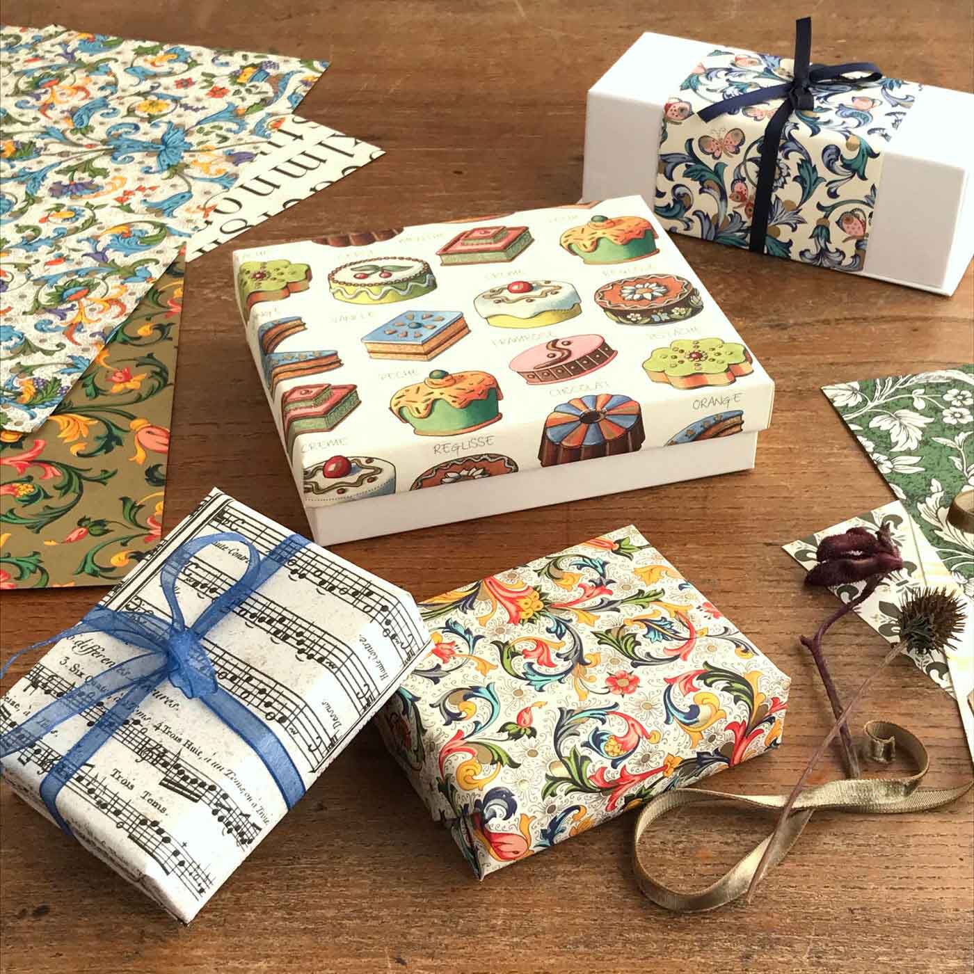 フェリシモの雑貨 Kraso|イタリアの老舗 ROSSI 社の美しいＡ４装飾紙10枚セット|便せんがわりに使ってもいいし、小さな贈りものを包むのにおすすめ。封筒や袋を作ったり空き箱に貼ったり、クラフトにも。