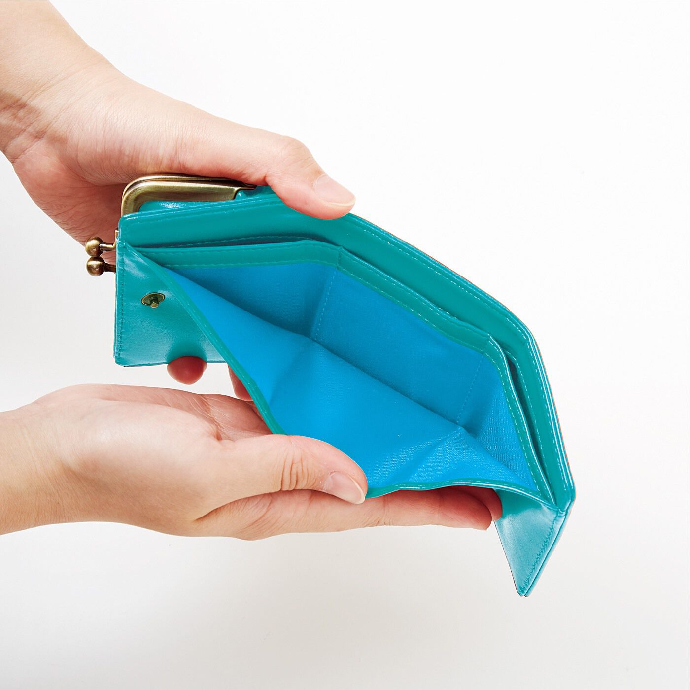 フェリシモの雑貨Kraso|最小限をつれてって　海色ターコイズブルーのちっちゃめ手のり財布|お札入れの後ろにはカードポケットが3つ。