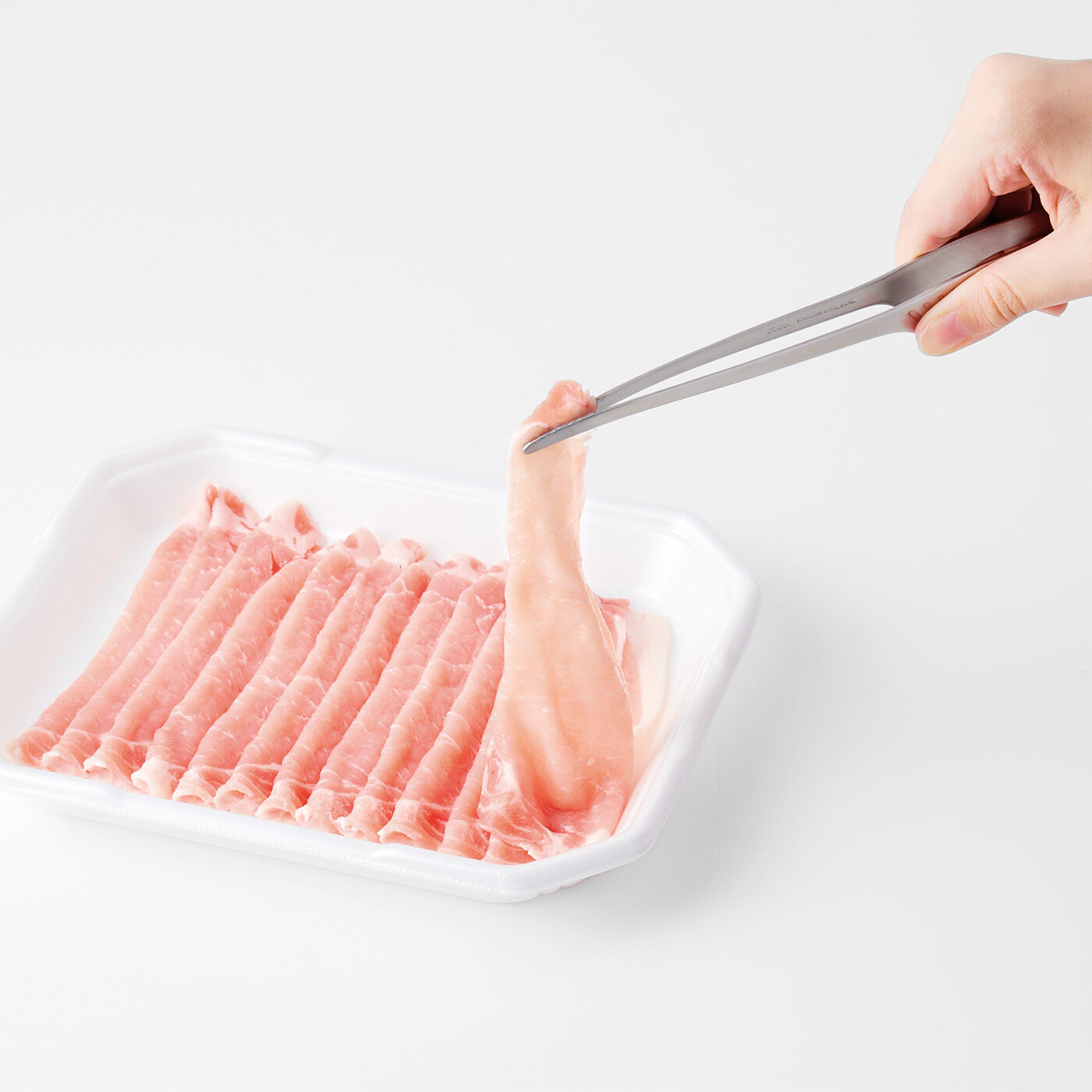 フェリシモの雑貨Kraso［クラソ］|食材がつかみやすくてはし先を浮かせて置ける　菜ばしみたいなステンレス製スマートトング|薄いお肉もサッとつかめます。細かな盛り付けにも。