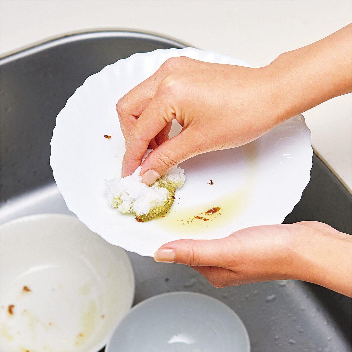 フェリシモの雑貨 Kraso|1gで油70mlを吸収！　量に合わせてちぎって使う油処理ファイバーの会|お皿の油汚れを吸い取って食器洗いを簡単に。