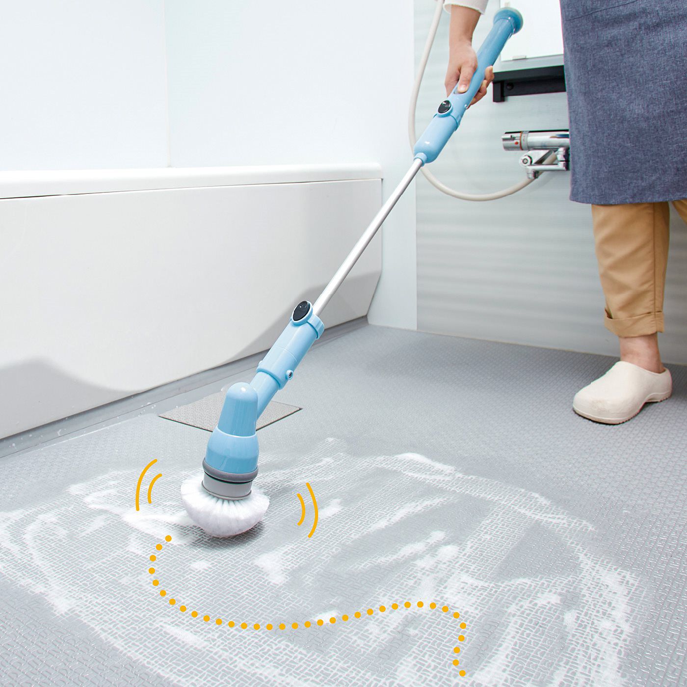フェリシモの雑貨 Kraso|床も浴室も立ったままらくらくお掃除　電動回転ブラシ＆モップセット|ブラシ大で床全体をすっきりきれいに。