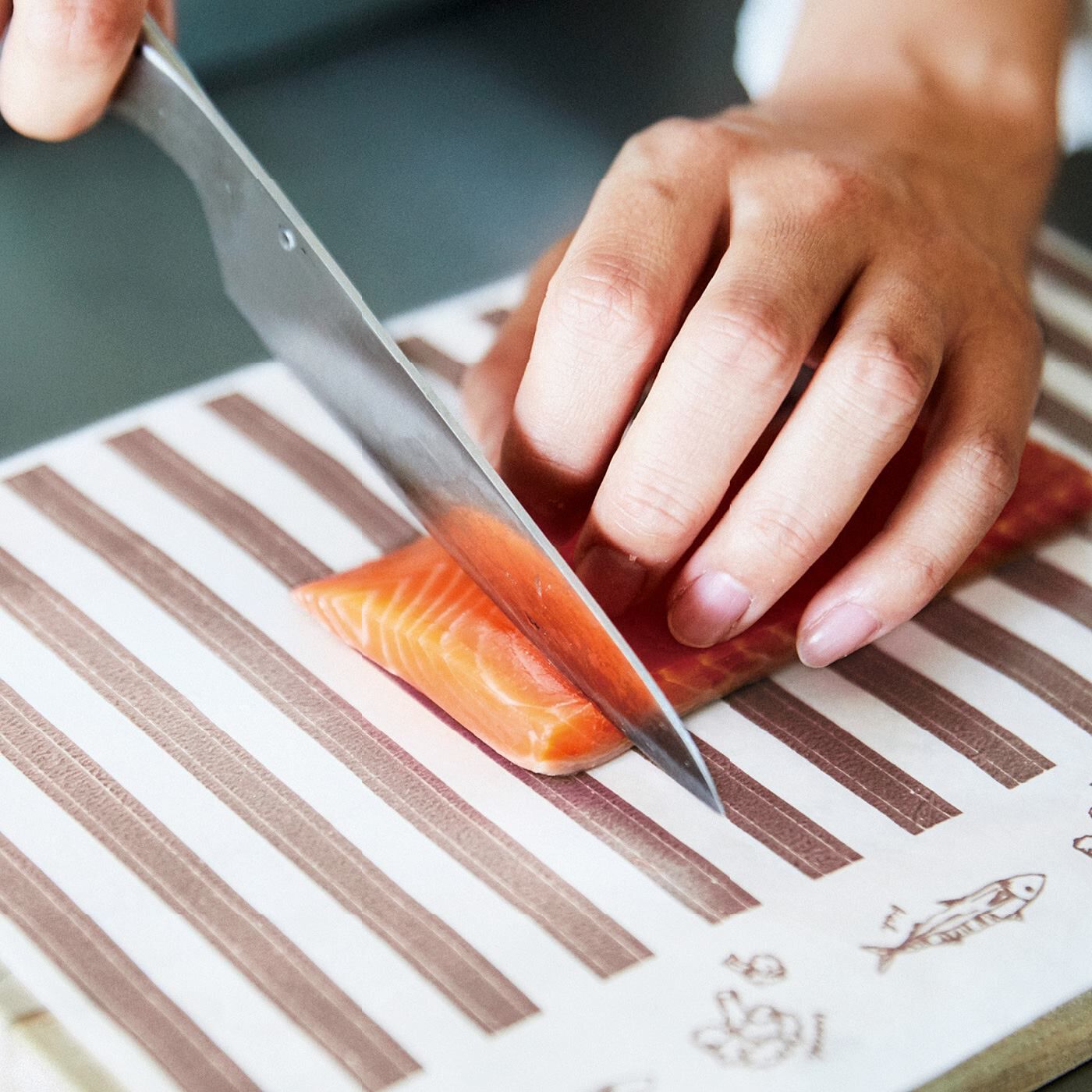 フェリシモの雑貨Kraso|エスキューブキッチンズ　使いたい分だけカットOK 汚れ＆におい移りを防ぐ ロールまな板シートの会|約1cm間隔のパターン柄は食材を切るときの幅の目安に。