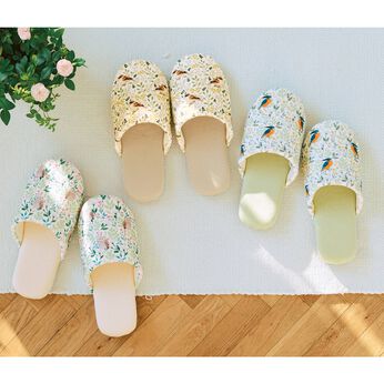 フェリシモの雑貨 Kraso | バードライフさんと作った 野鳥と花々のスリッパ