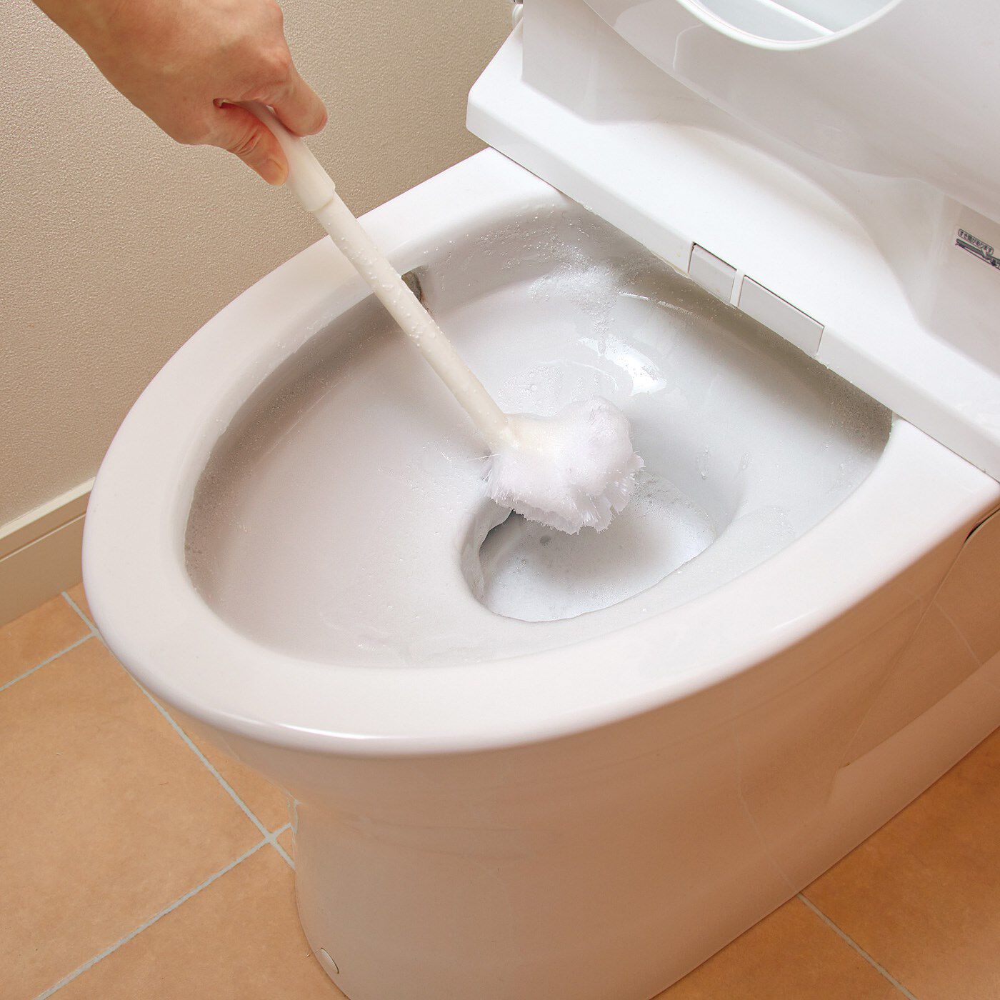 フェリシモの雑貨Kraso［クラソ］|月１回のすっきり習慣！　たっぷり泡でラップ掃除 トイレ泡もこもこ除菌クリーナーの会|How to Use 【3】1時間放置したあとブラシでこすり、水を流して便器内とブラシをすすいでお掃除完了。