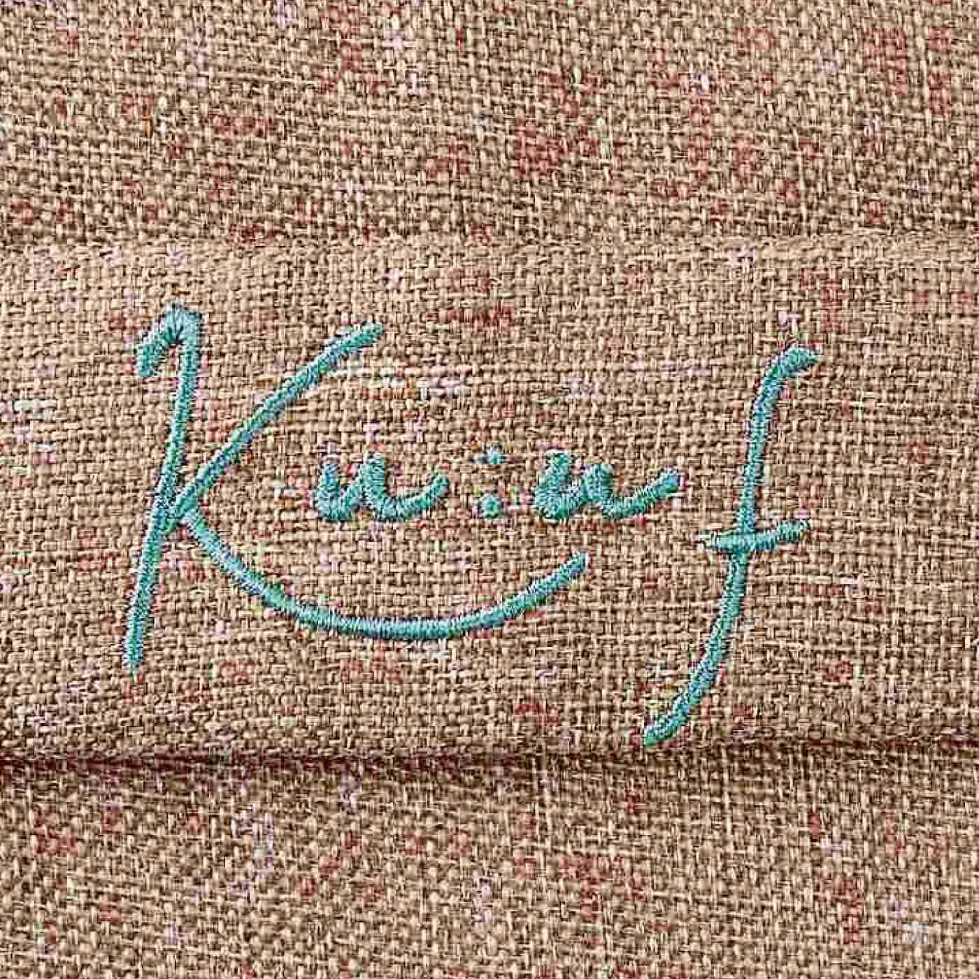 フェリシモの雑貨 Kraso|クーフゥ　クローゼットにも収納しやすい　クッションみたいに使える　布団収納カバー〈スリム〉の会|クーフゥのロゴ刺しゅうがさりげないアクセント。