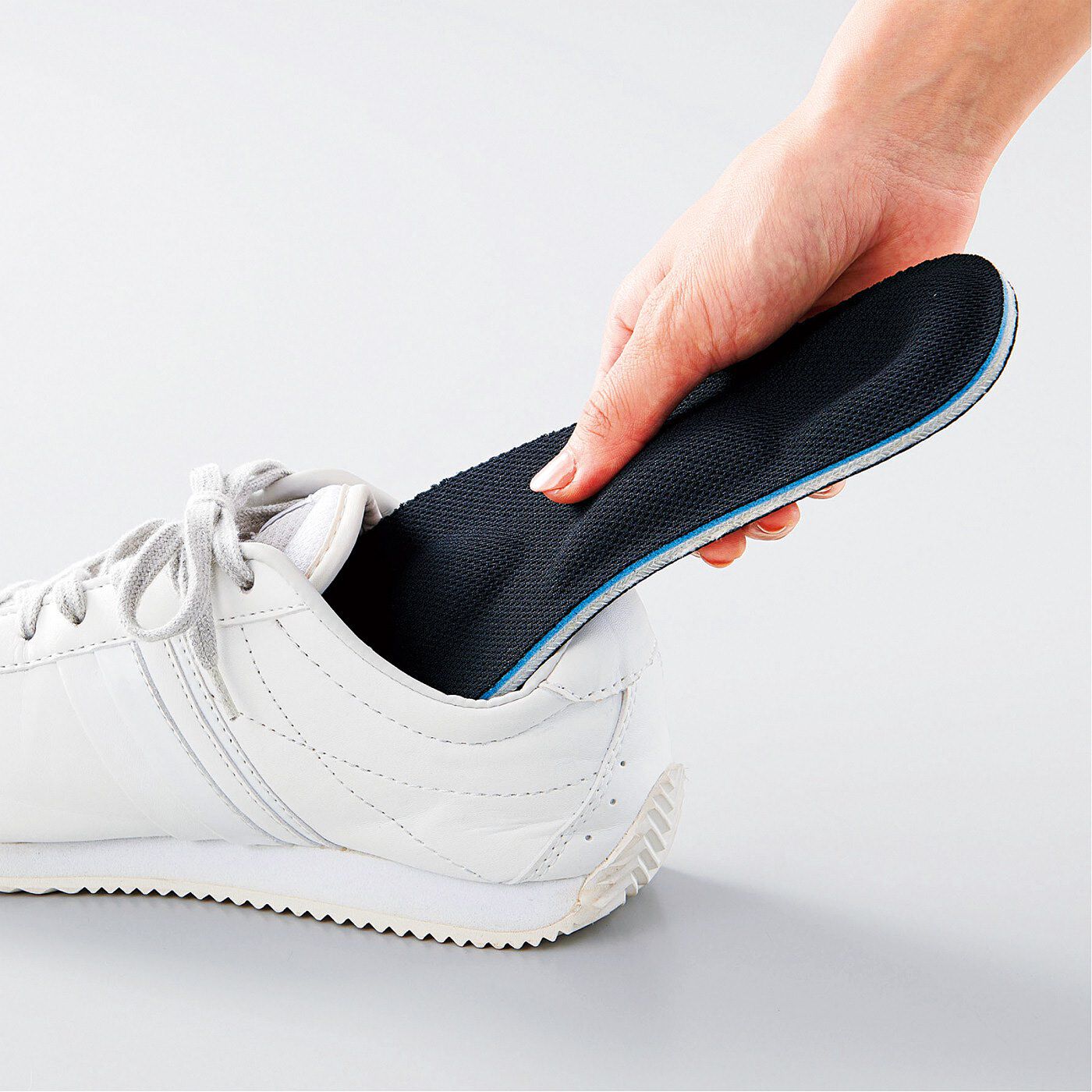 フェリシモの雑貨 Kraso|くぎやガラス片から足裏を守る　踏み抜き防止インソール足まもりーな〈24～25cm〉|ふつうのインソールと同じように、靴の中に敷くだけ。