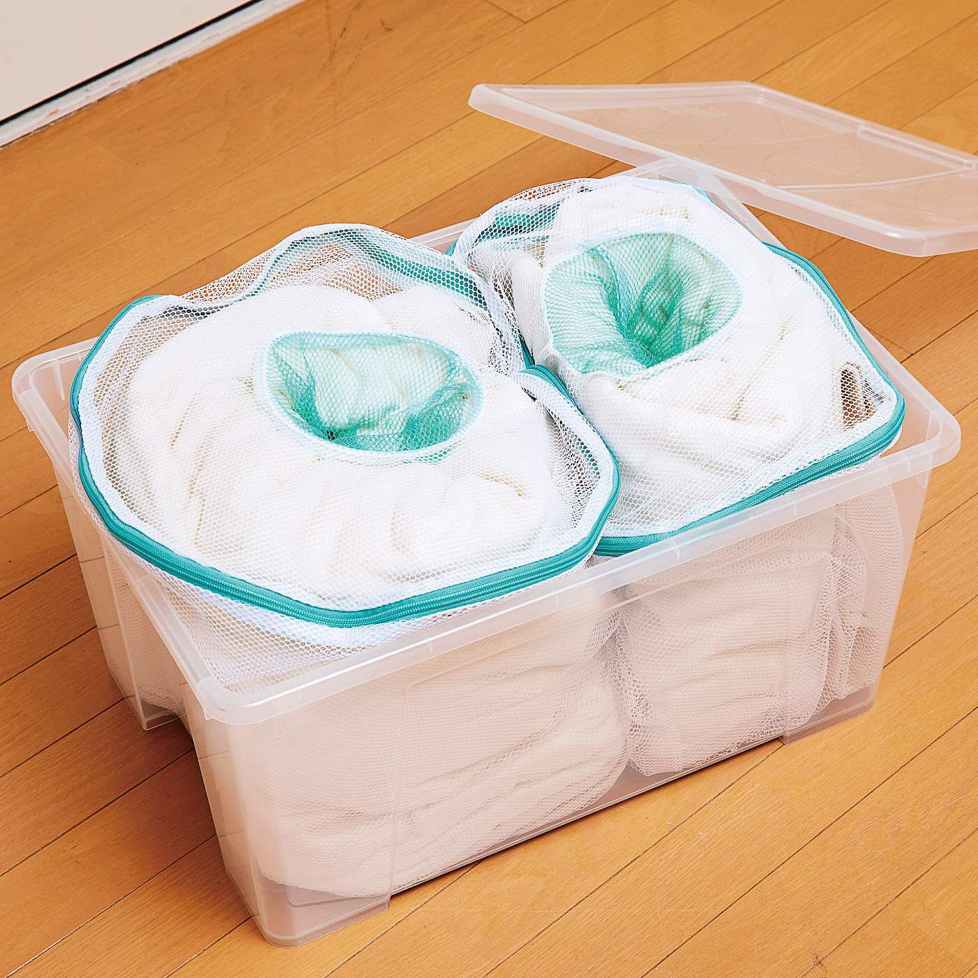フェリシモの雑貨 Kraso|縦型収納から洗濯まで幅広く使える　ドーナツ形布団洗濯ネットの会|布団のシーズンオフには、防虫剤や除湿剤と一緒に保管すれば出し入れしやすい