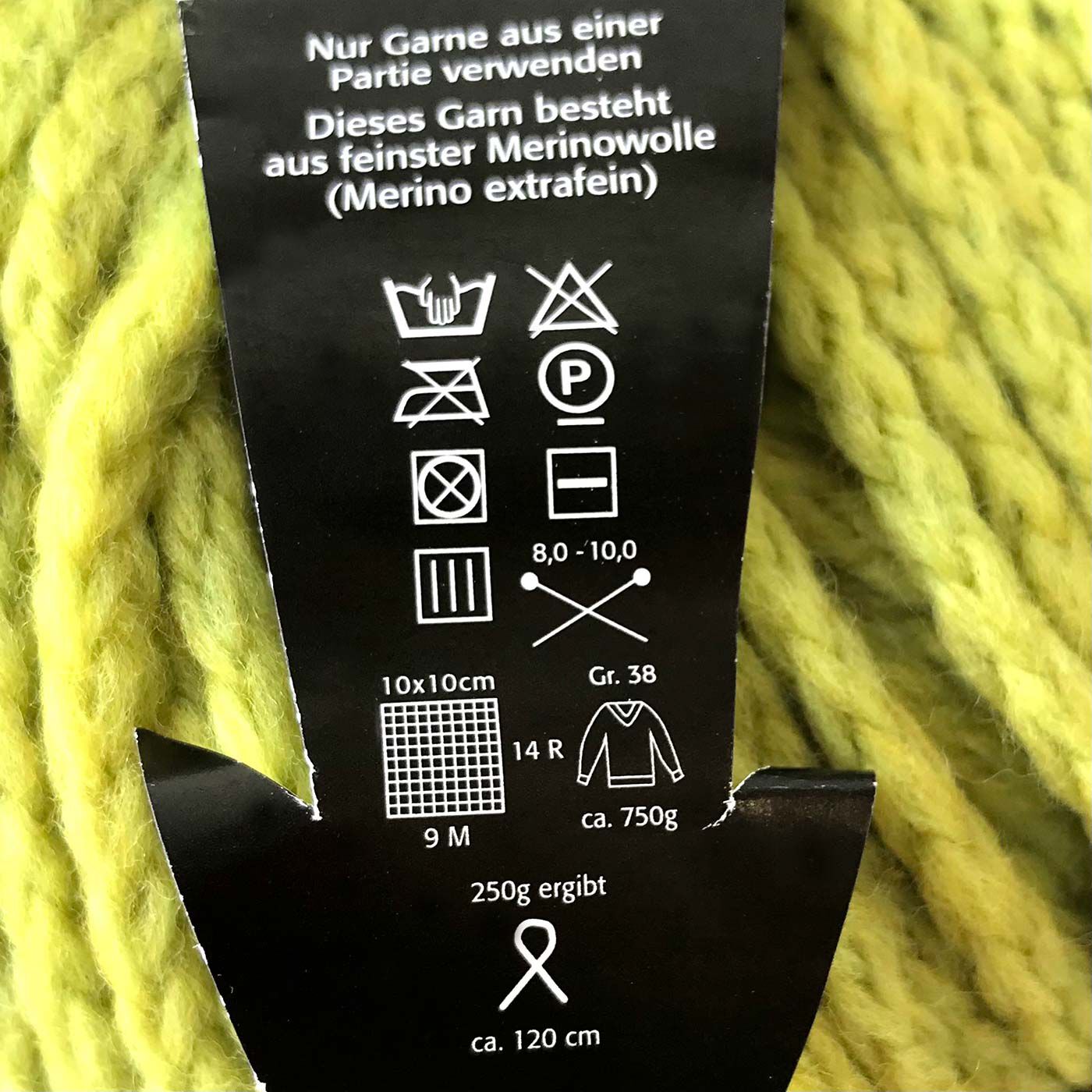 フェリシモの雑貨 Kraso|Urban Roots　毛糸50g×5玉セット|ウール（メリノウール）が97％と、たっぷり。手洗いできるのもうれしいですね。8〜10mmのジャンボ針がおすすめの太い毛糸で、「i-cord（アイコード）」と呼ばれるリリアンみたいな糸なので、毛糸が割れず編みやすい。※毛糸に巻いてある紙帯は、少し汚れたり折れたり、破れている場合もあります。
