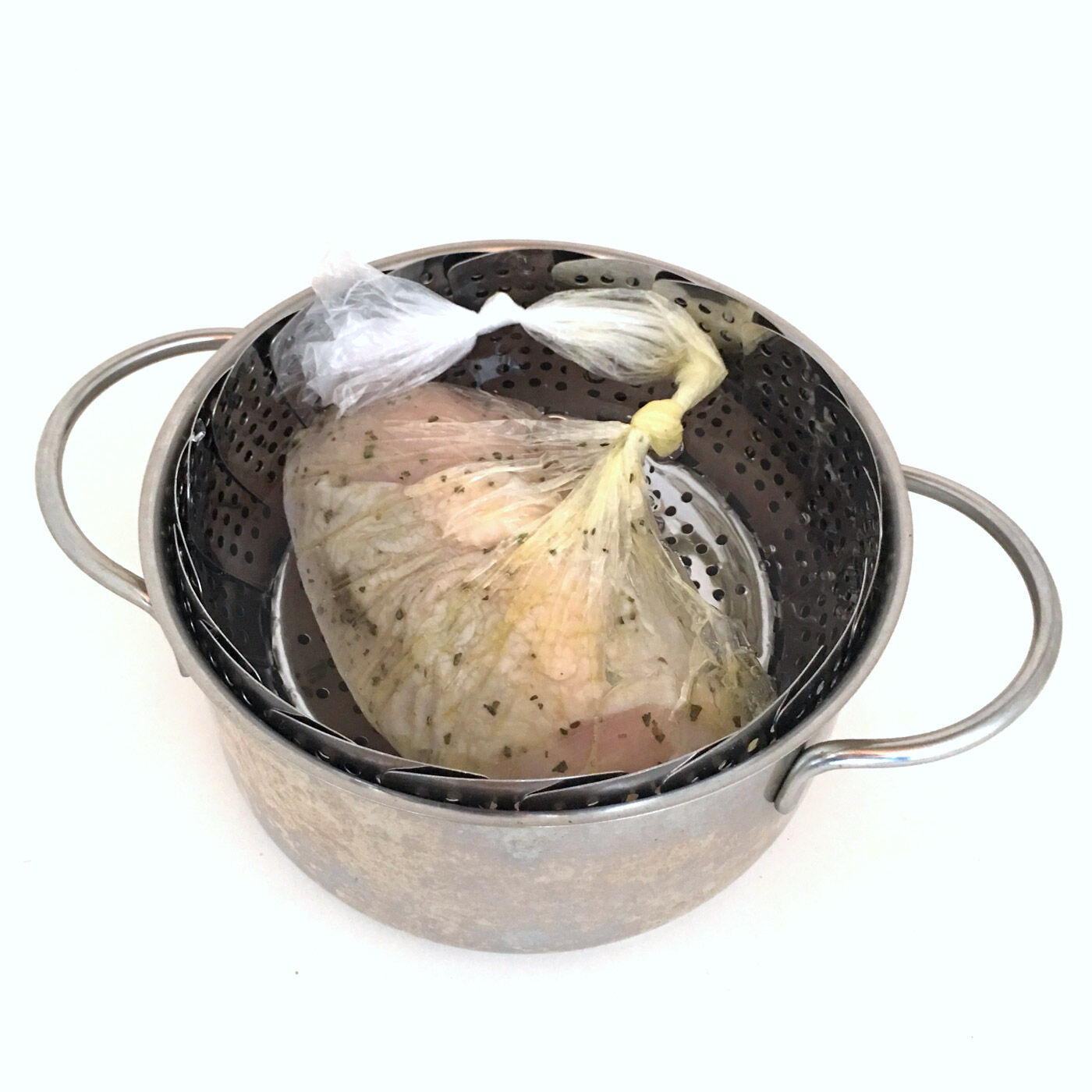 フェリシモの雑貨Kraso|冷蔵・冷凍・レンジ・湯せんOK 時短・アウトドア・災害時にも活躍　袋のラップ「アイラップ」3箱セットの会|鶏ハムづくりには、アイラップ！　湯せんする際は耐熱皿などを敷いて、鍋肌に袋が直接ふれないように注意してくださいね。耐熱皿のかわりに、ざるや蒸し器などを使うのもおすすめです。※アイラップに、油分・脂分の多い食材やオイルを入れる場合は、電子レンジではなく湯せんで！