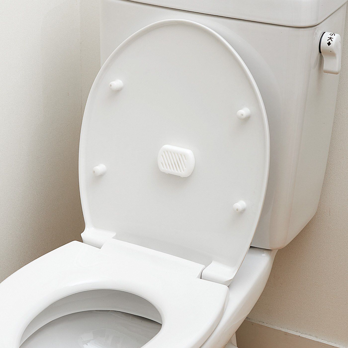 フェリシモの雑貨 Kraso|トイレのふたに貼るだけ清潔キープ　バイオのチカラ　アンモニア消臭プレートの会|トイレのふた裏に貼るだけで、尿のにおいを消臭。