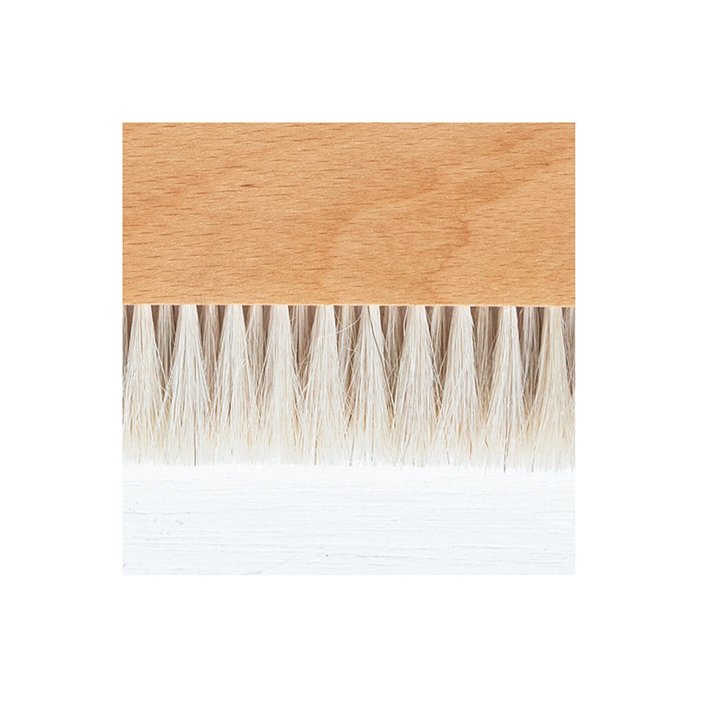 フェリシモの雑貨 Kraso|1/d Table brush set　卓上用ほうきちりとりセット|やわらかくもコシのある馬毛。