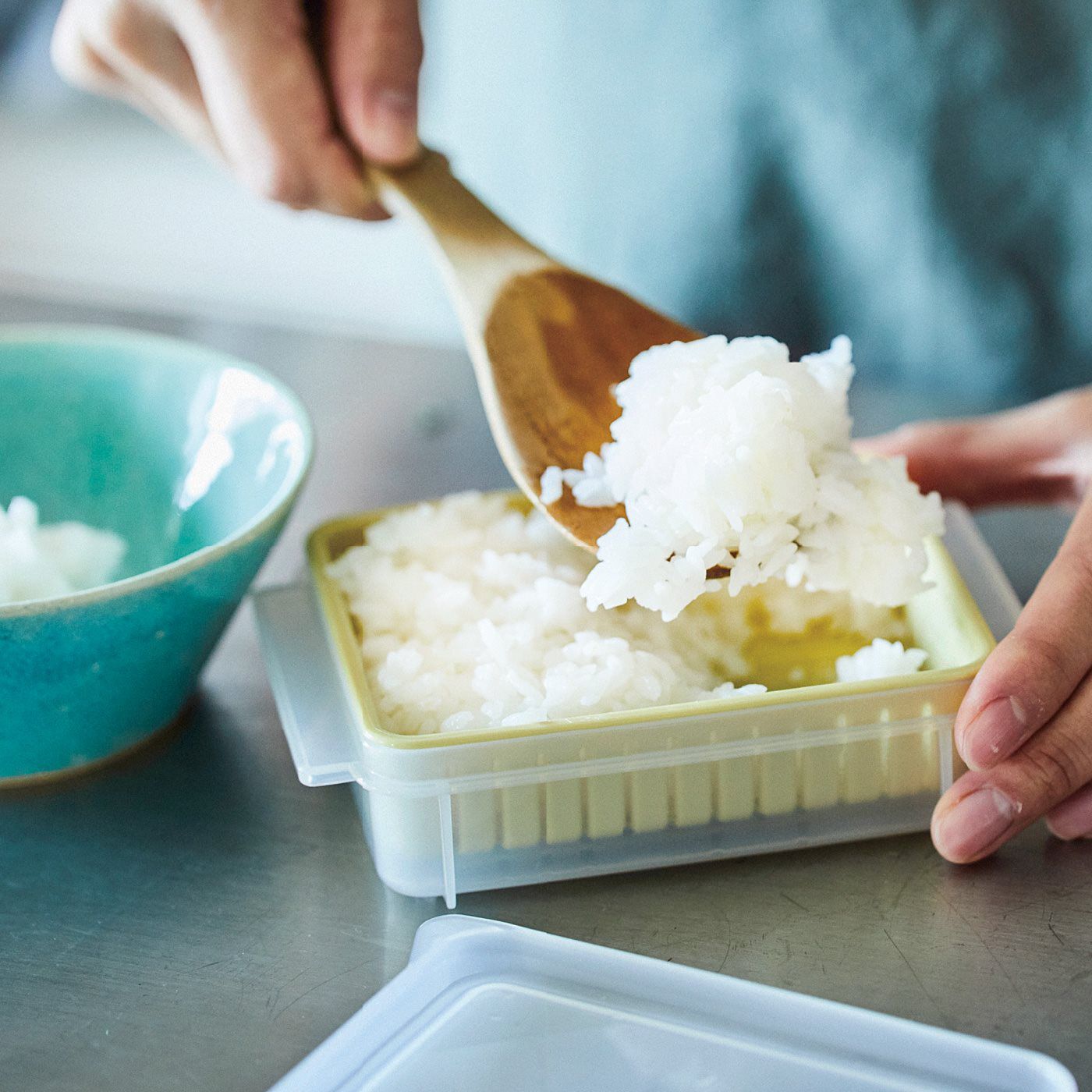 フェリシモの雑貨Kraso［クラソ］|エスキューブキッチンズ　冷凍ご飯もチンしてふっくら ざるが決め手の冷凍レンジ容器の会|チンするとまるで炊きたて。