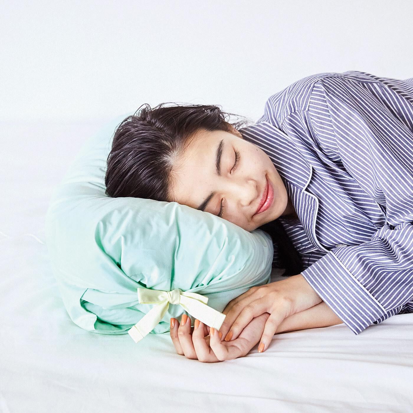 フェリシモの雑貨 Kraso|寝姿勢に合わせて4タイプに変わる！　お好みの寝心地に調整できる枕の会|【横向き】