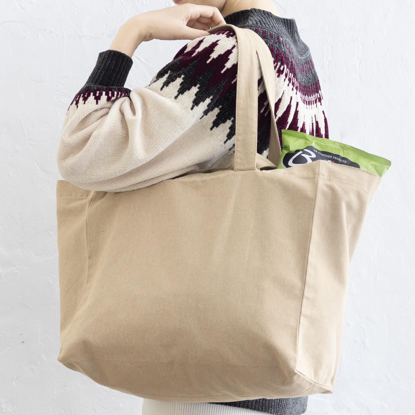 フェリシモの雑貨Kraso|リサイクルコットンを使った　手持ちも肩掛けもできる大きなバッグの会|持ち方は２-WAY、手持ちはもちろん肩掛けもらくらく。