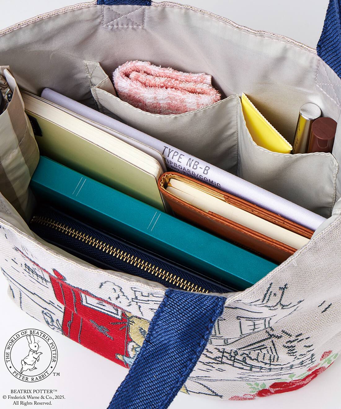 フェリシモの雑貨 Kraso|ピーターラビット（TM）　物語のワンシーンに思いを馳せる　ゴブラン織りまち付きバッグの会|ふたつの仕切り付きの内ポケット。