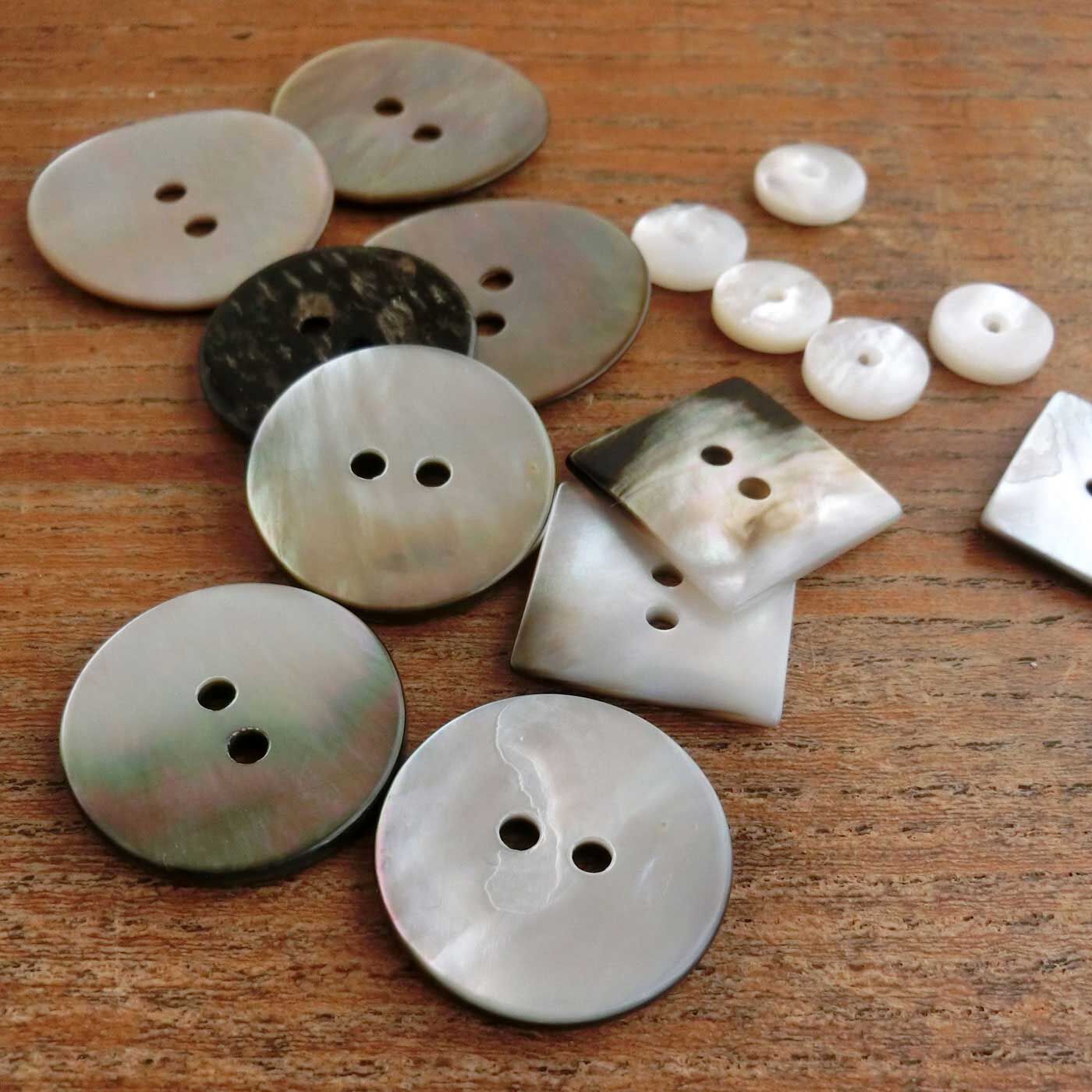 フェリシモの雑貨 Kraso|4Nov 奈良の貝ボタンセット〈アクセント1500〉|【貝ボタンのこと】4Novの貝ボタンは、小さな制作所で職人さんがひとりで作っています。ひとつひとつ貝からくり貫き、削り、穴をあけ、磨く、数多くの工程をひとりで！！ 手作業で行っているのです（感動）。