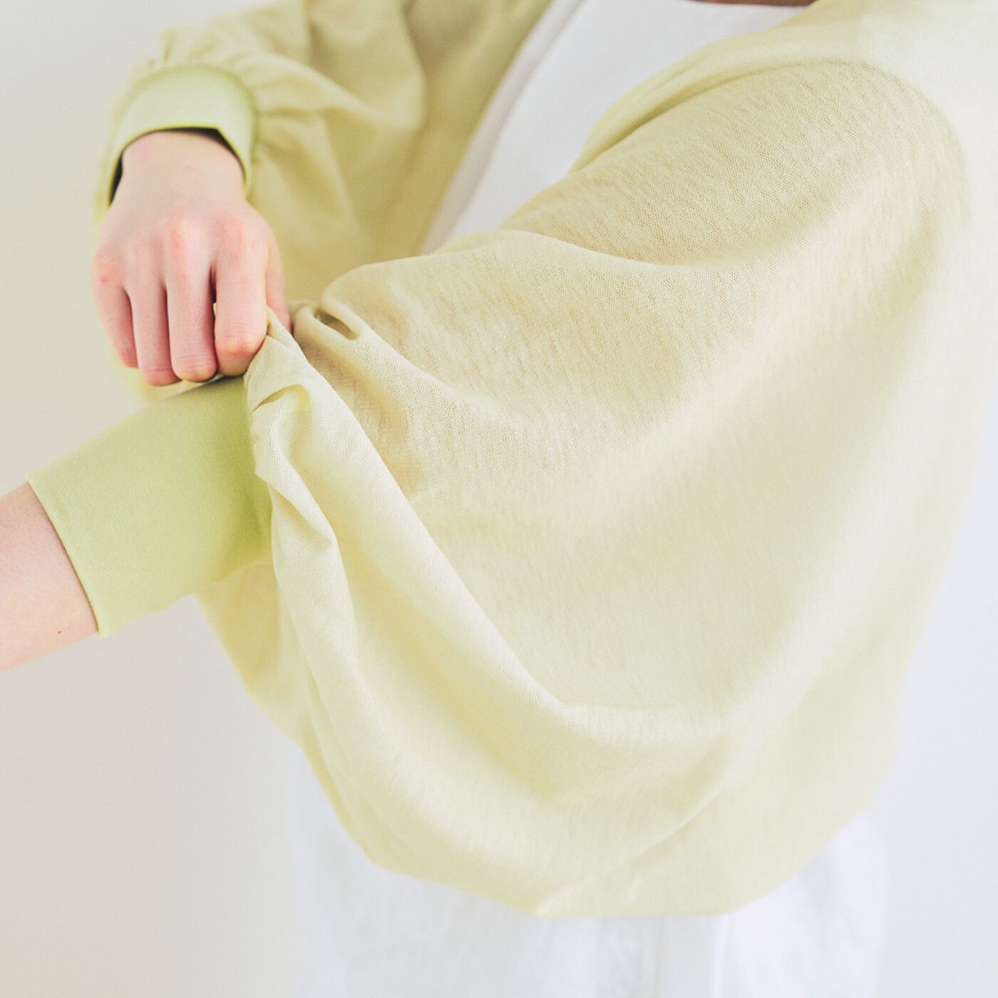 フェリシモの雑貨 Kraso|ボリューム袖にもはおりやすい　さらっと心地よい　ボレロカーディガンの会|袖口は腕にやさしくフィットし、家事などの作業もスムーズ。