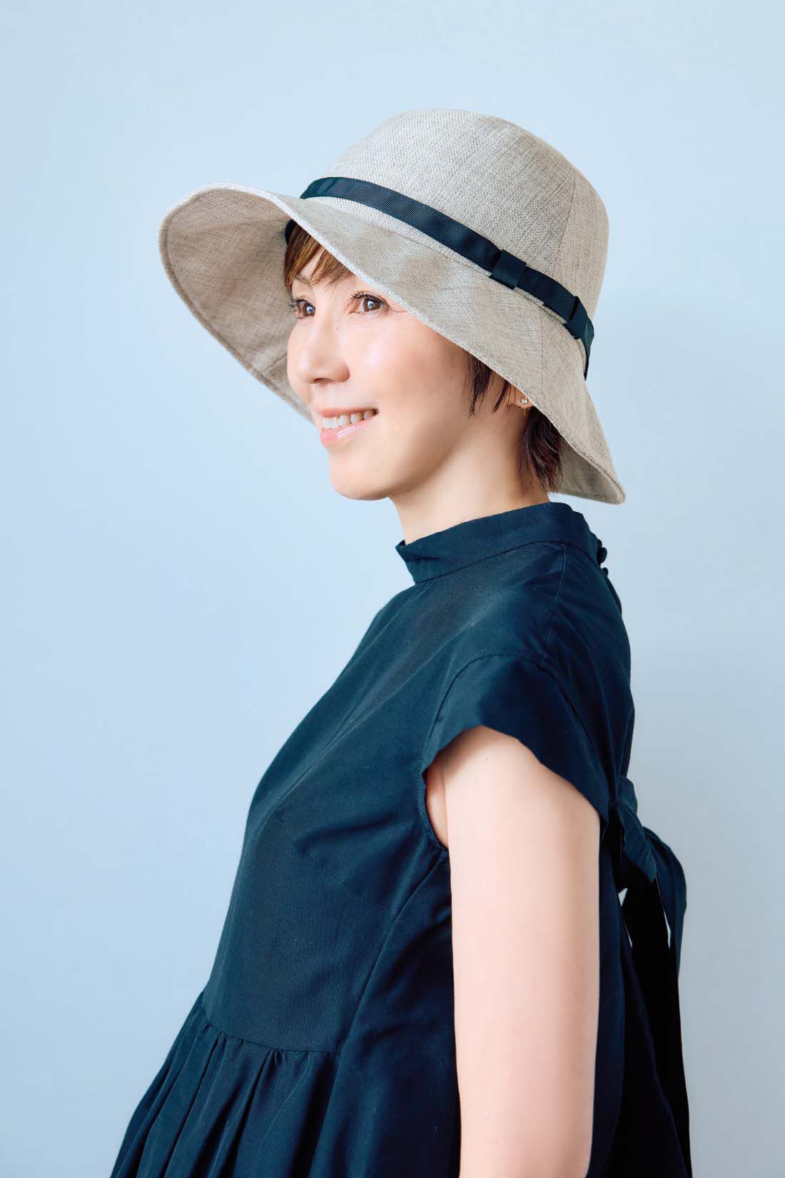 フェリシモの雑貨Kraso［クラソ］|【6月分以降お届け】大人の女史会×UP.de　美ゆとりシルエット 小顔見え好印象リボンハット〈ＵＶ対策〉の会|あごひもは取り外しできます。