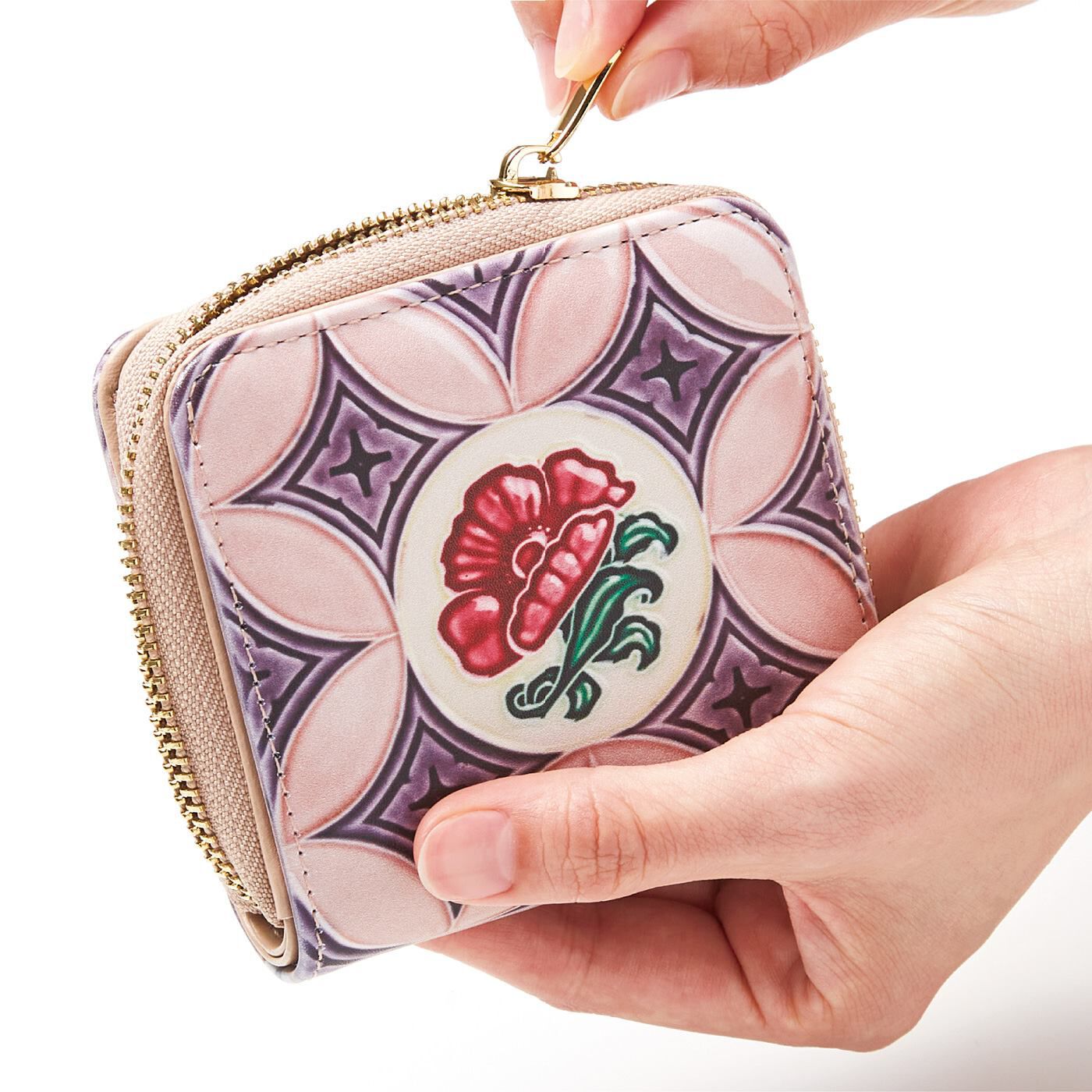 フェリシモの雑貨Kraso|『世界のタイル博物館』和製マジョリカタイル模様の二つ折り財布|二つ折りで手のひらにすっぽり収まるコンパクト設計。