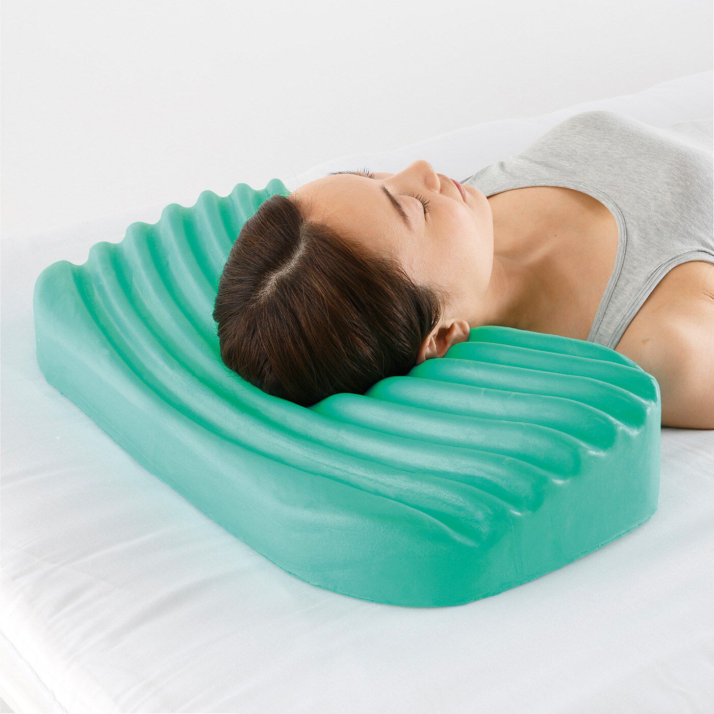 フェリシモの雑貨 Kraso|アーチ設計で首のカーブにフィット　自然な寝返りをサポートする ボディーアジャスト枕|ぴったり頭部が収まる形状。