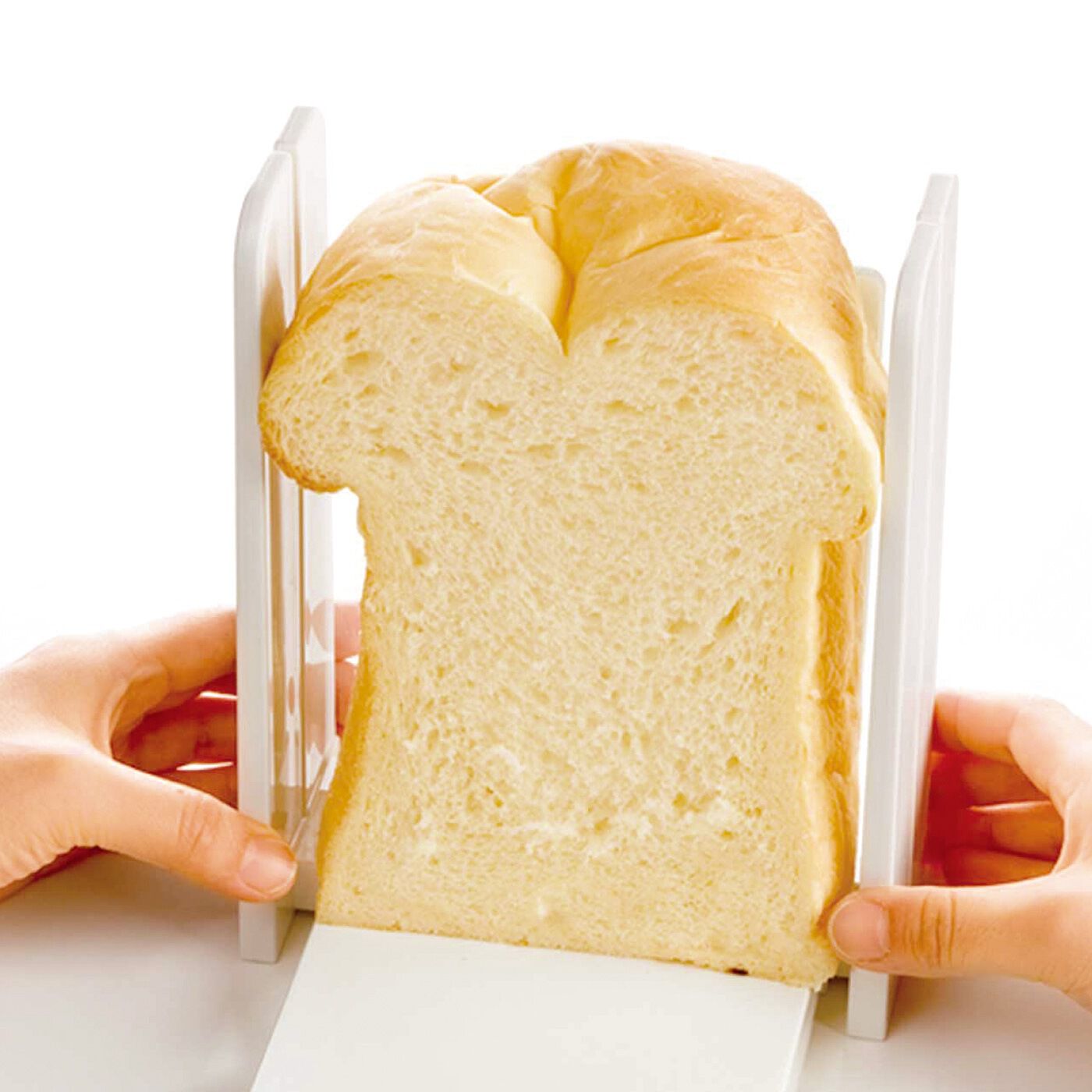 フェリシモの雑貨 Kraso|５枚切りの厚切りトーストから１２枚切りのサンドイッチまで　好みの厚さにまっすぐ切れる食パンカットガイド|使い方２：カットガイド上にパンを置き、ガイドを動かしてパンの幅に合わせます。
