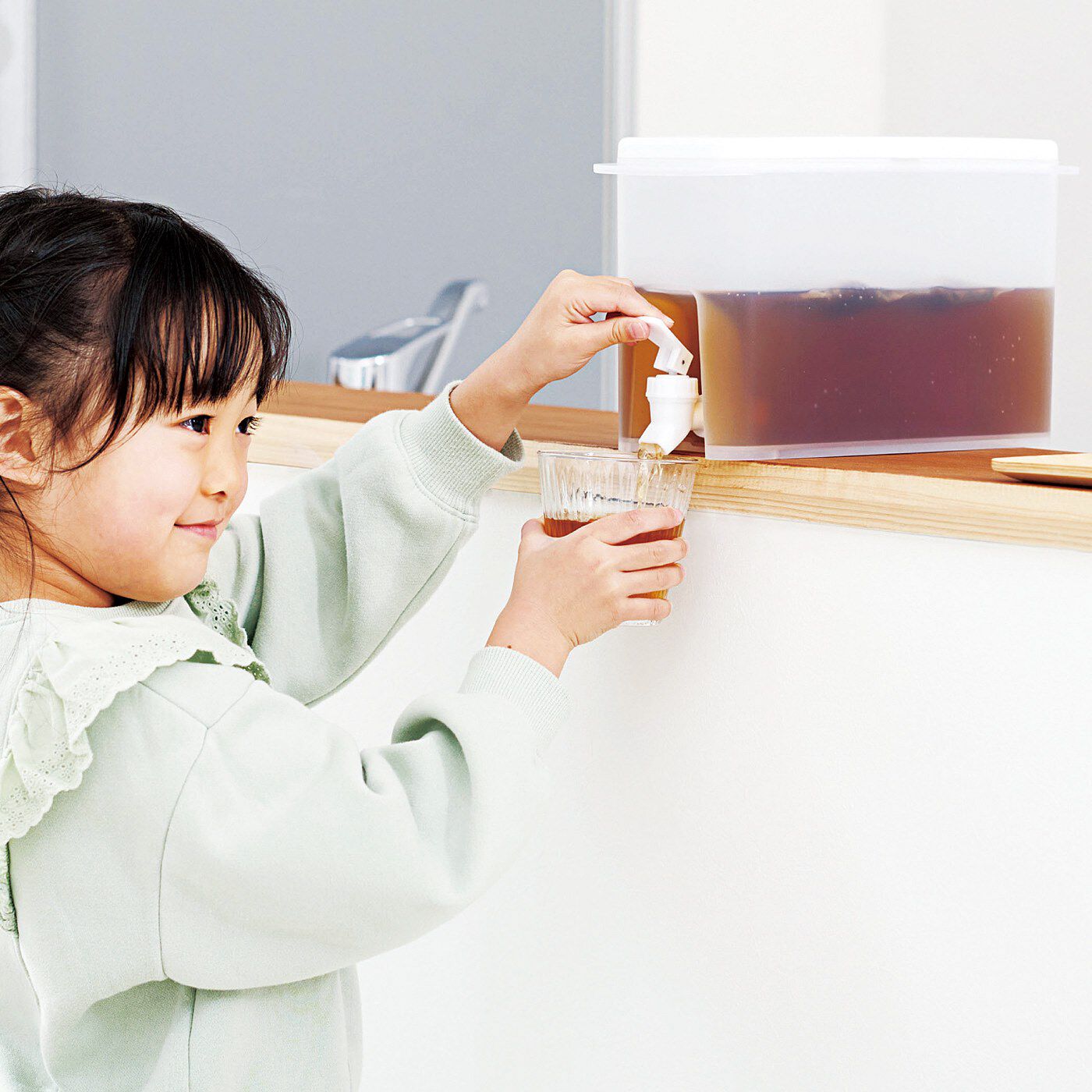 フェリシモの雑貨 Kraso|麦茶もお水もすぐに注げて便利！　冷蔵庫ドリンクサーバー〈3L〉|お子さまでもらくに注げます。