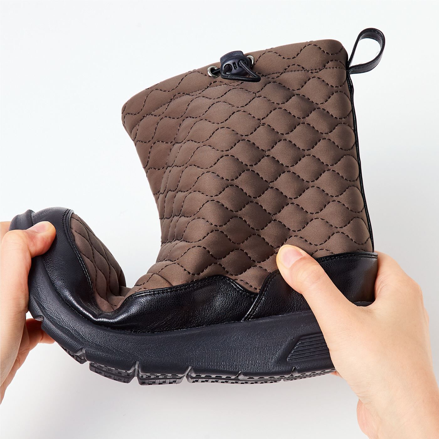 フェリシモの雑貨 Kraso|UP.de　冷気をシャットアウト　キルティングのあたたかブーツの会|屈曲性のあるスニーカーソールを使用しているので、歩き心地らくちん。ドローコードをしぼると、冷気が入りにくくなります。