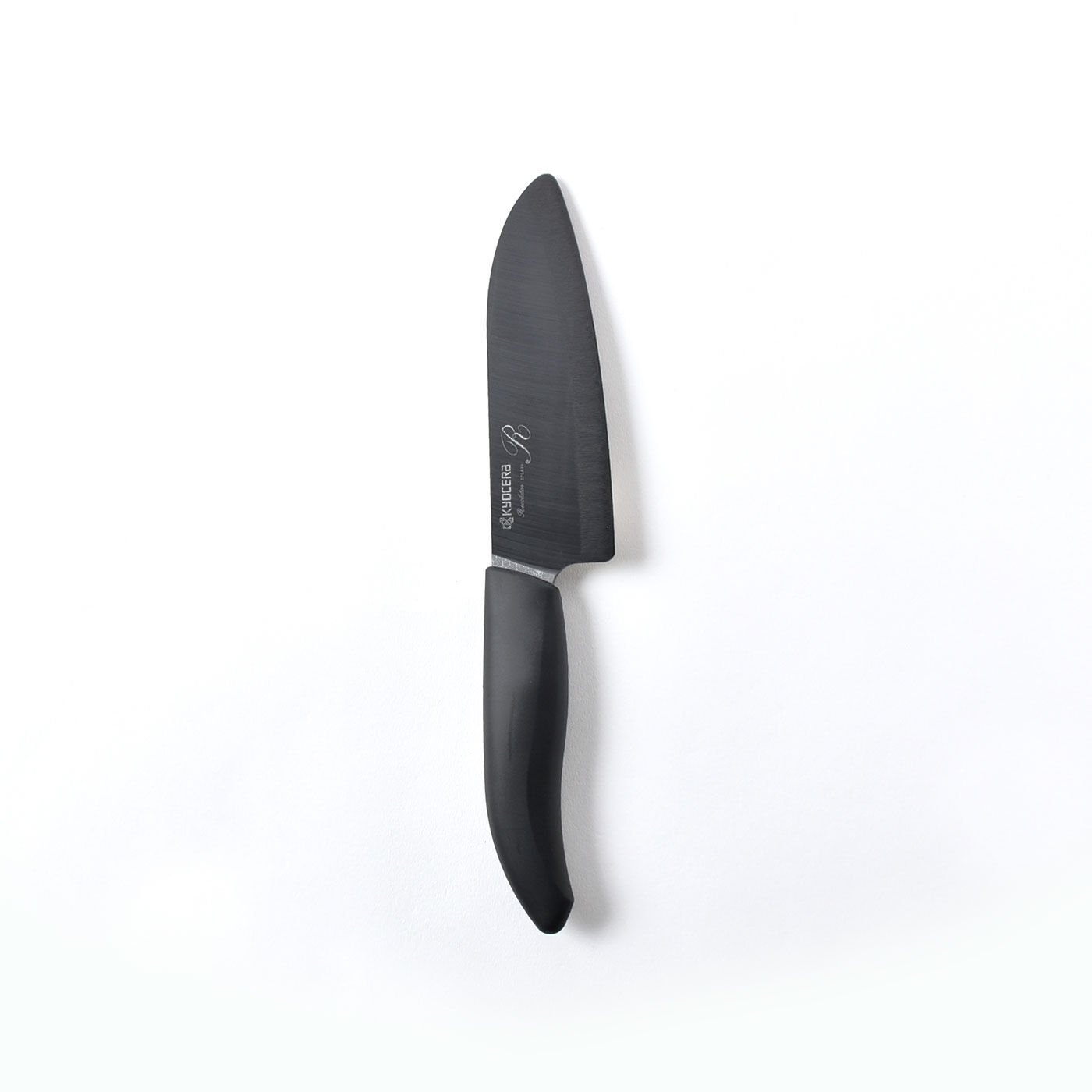 フェリシモの雑貨 クラソ|軽い・さびない・お手入れ簡単！ セラミックナイフ〈14cm三徳ナイフ〉|ハンドルの材質には、すべりにくいオレフィン系エラストマーを採用。握りやすさを追求したラバーグリップです。