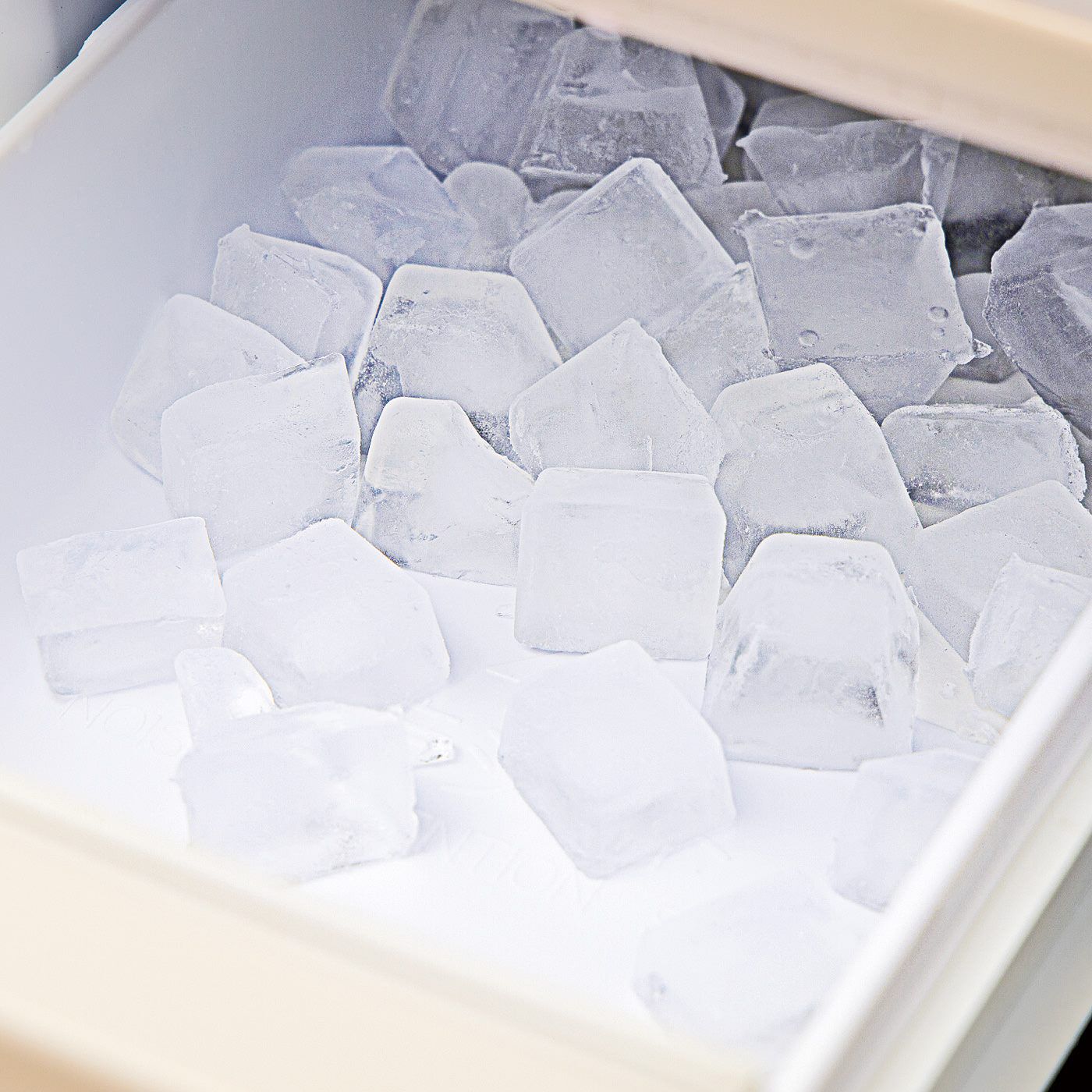 フェリシモの雑貨 Kraso|エスキューブキッチンズ　しっかり洗浄＆除菌 ピンクサインの自動製氷機クリーナー〈3回分〉の会|透明の氷になったら洗浄完了！