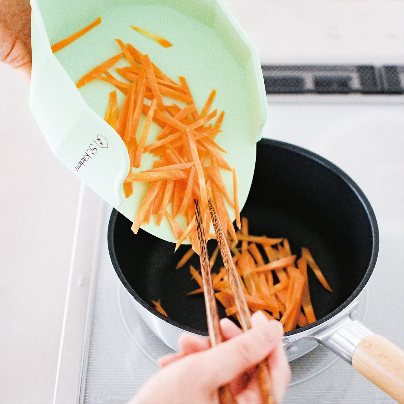 フェリシモの雑貨Kraso［クラソ］|エスキューブキッチンズ　切った食材をスライドイン　下ごしらえ野菜シリコーントレイ|ほどよいしなり感で、食材をこぼさずフライパンに投入できます。