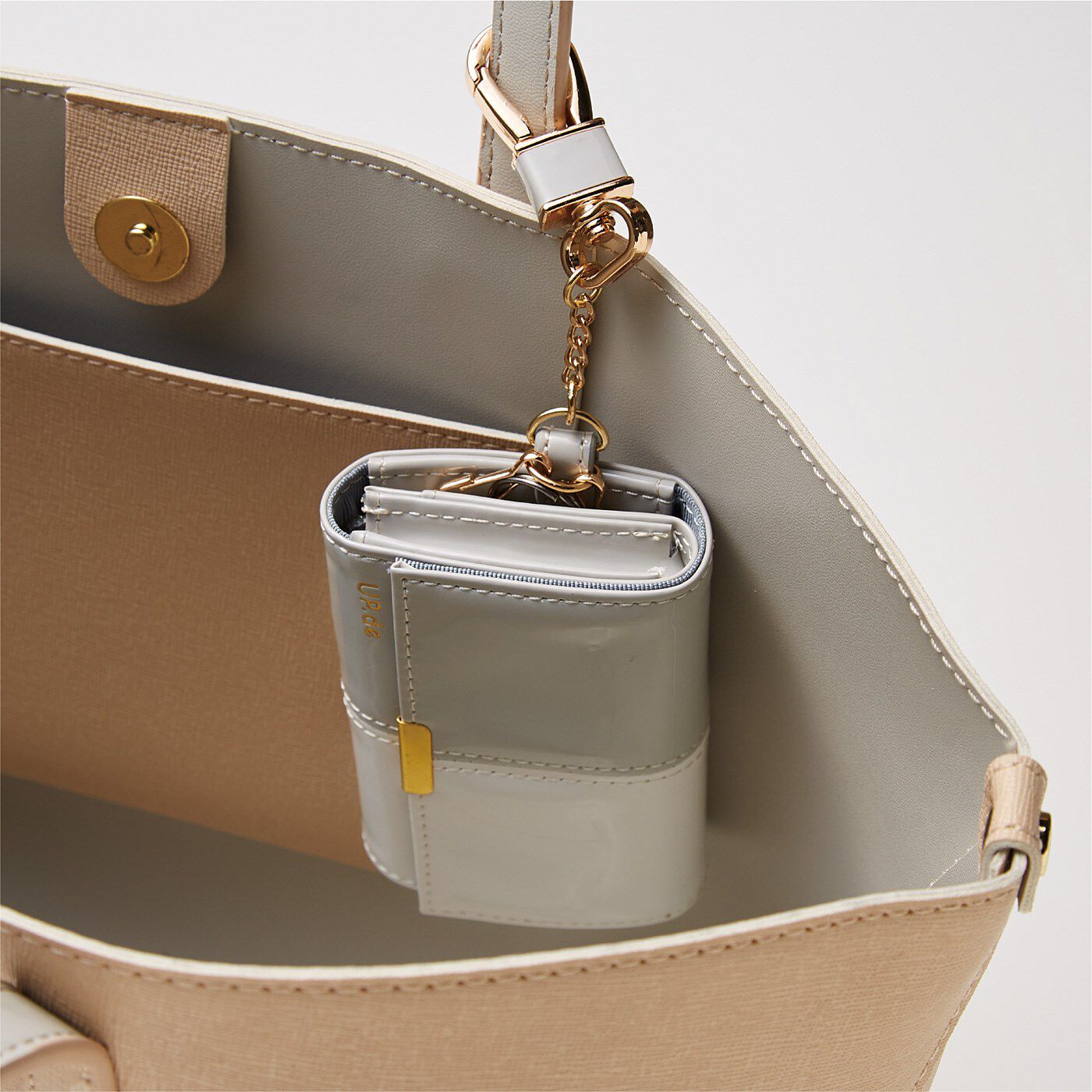 フェリシモの雑貨 Kraso|UP.de　キーリング付き 必要なものがきちんと収まる 手のひらサイズの大人エナメル財布の会|ナスカンでバッグの持ち手に取り付けることも。