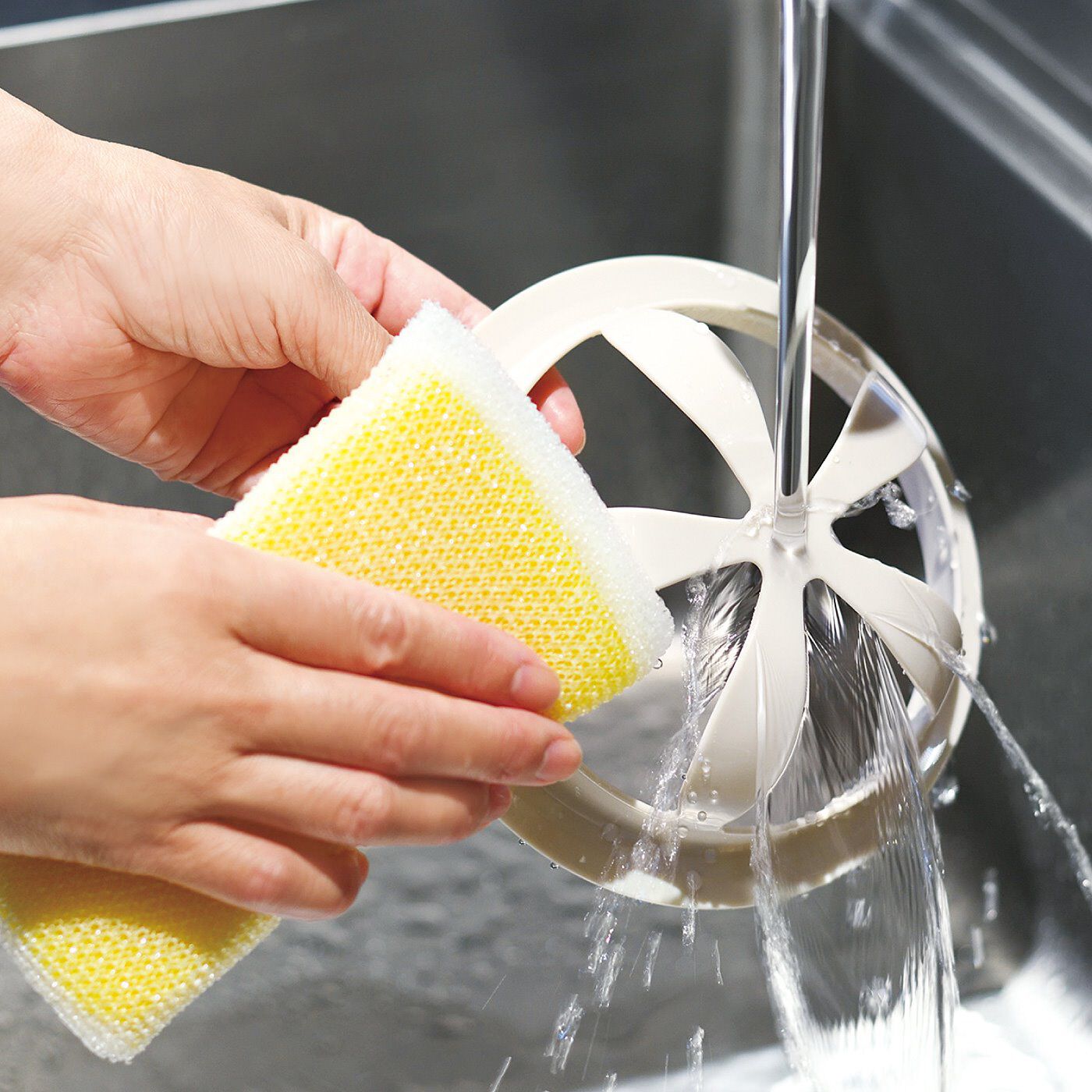 フェリシモの雑貨 Kraso|排水口バスケットのお掃除いらず　使い切りネットをポイするだけの排水口ネットホルダー|シンプルな形状だから洗うのも簡単。