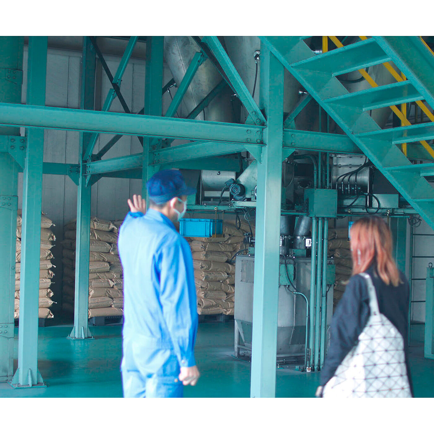 フェリシモの雑貨 クラソ|KAWAII COMPANY　淡路島で128年の技術が香る ネオクラシックな糸のお香の会|暮らしになじみ深いお線香やお香がどのように作られているのか、工場を訪れました。
