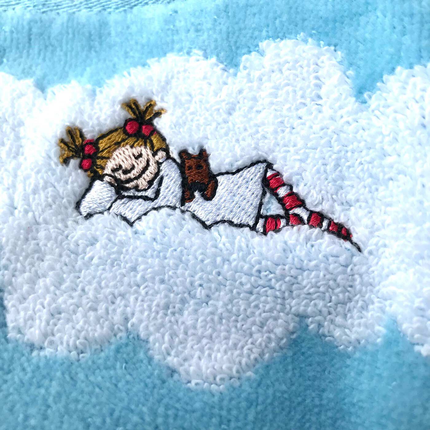 フェリシモの雑貨 Kraso|ココちゃん　ハンドタオルセット|ふわふわ雲の上でお昼寝するココちゃん。子どものころ、夢見た世界がここに。