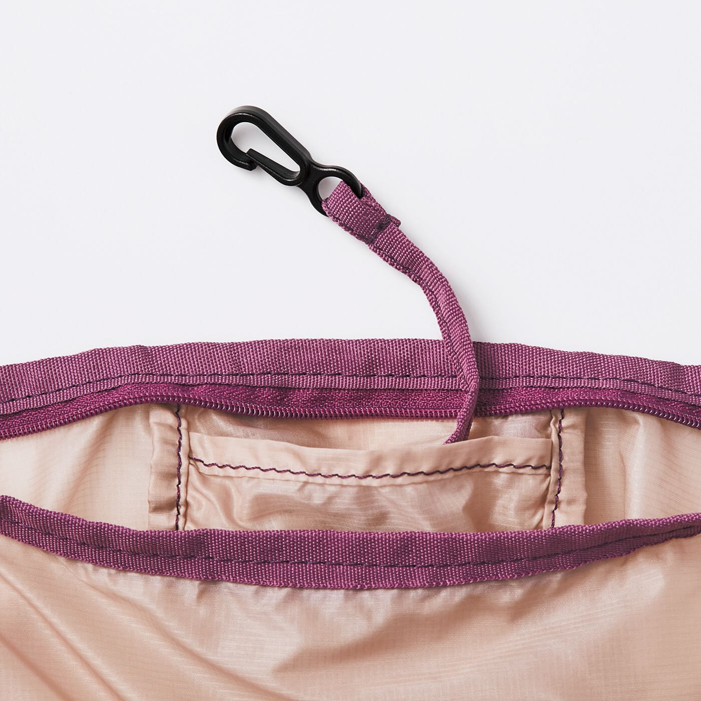 フェリシモの雑貨Kraso|UP.de　わずか30ｇ！　手のひらサイズに小さくたためる　大人カラーの極薄バッグの会|収納袋を兼ねたミニ内ポケットはフック付き。
