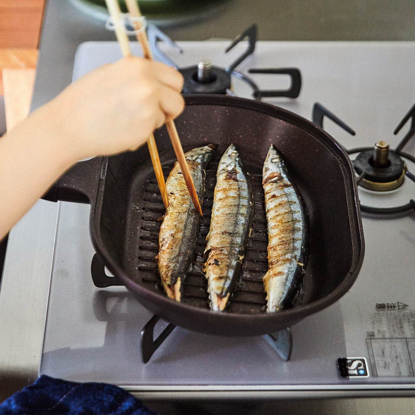 フェリシモの雑貨Kraso|長い魚も切らずに焼ける　波型プレートで焼き目もきれいなフィッシュ＆グリルパン|焼き面が縦約21.5cm×横約31.5cmのだ円形なので、さんまを3尾を一気に焼けます。