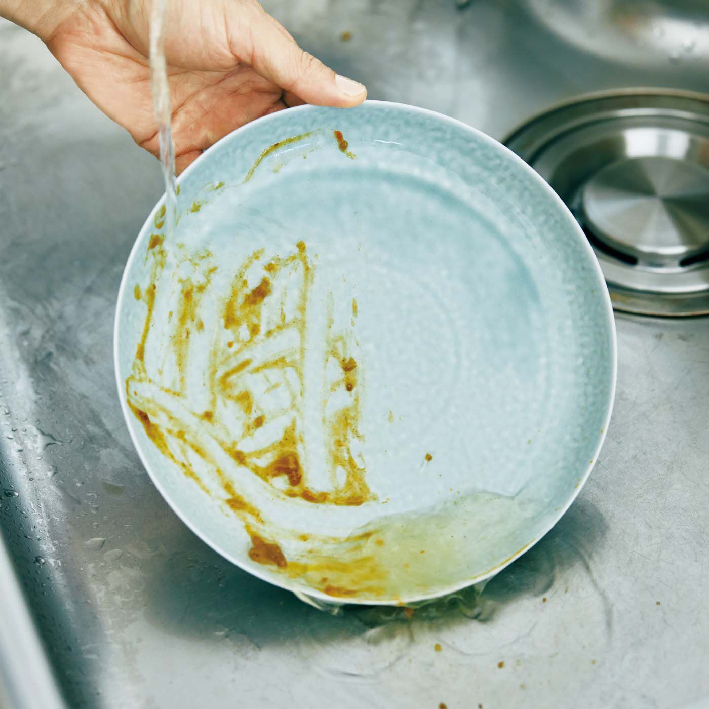 フェリシモの雑貨Kraso|1/d DISH SOAP 食器用洗剤原液（詰め替え用）の会|お皿の右半分だけスプレーして水を流すとこんなカンジに。