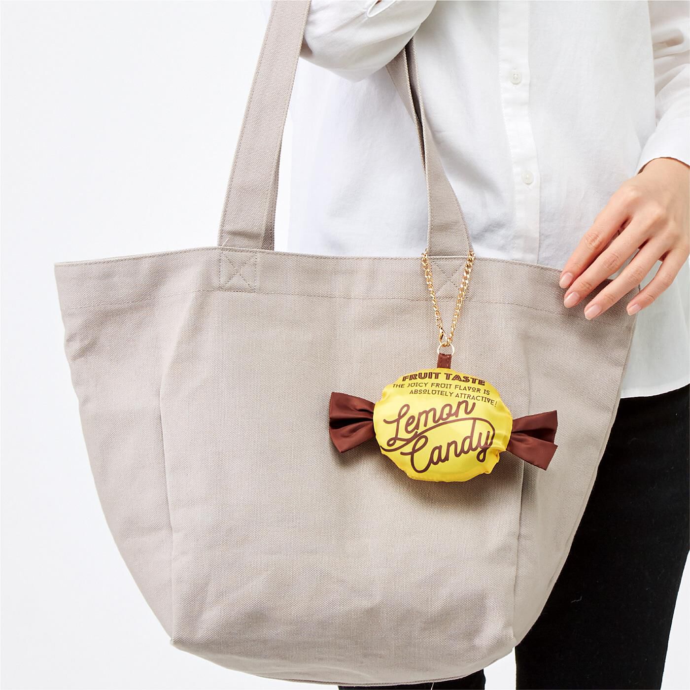フェリシモの雑貨 クラソ|Squee!　いつも一緒にお出かけしたい！ キャンディーみたいなエコバッグの会|バッグの持ち手に付けてチャーム使い。