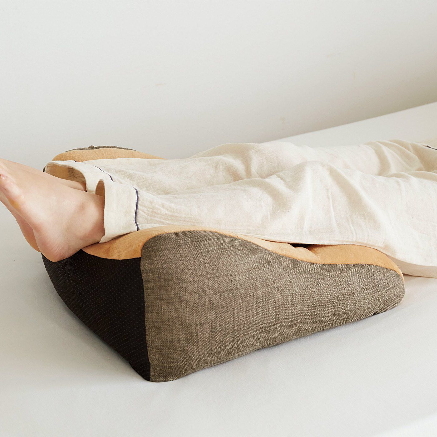 フェリシモの雑貨 Kraso|壁にもたれたり寝転がってリラックス！　三角の形がポイント　枕にもなる壁置きくつろぎクッション〈ベージュ〉|足枕にも！