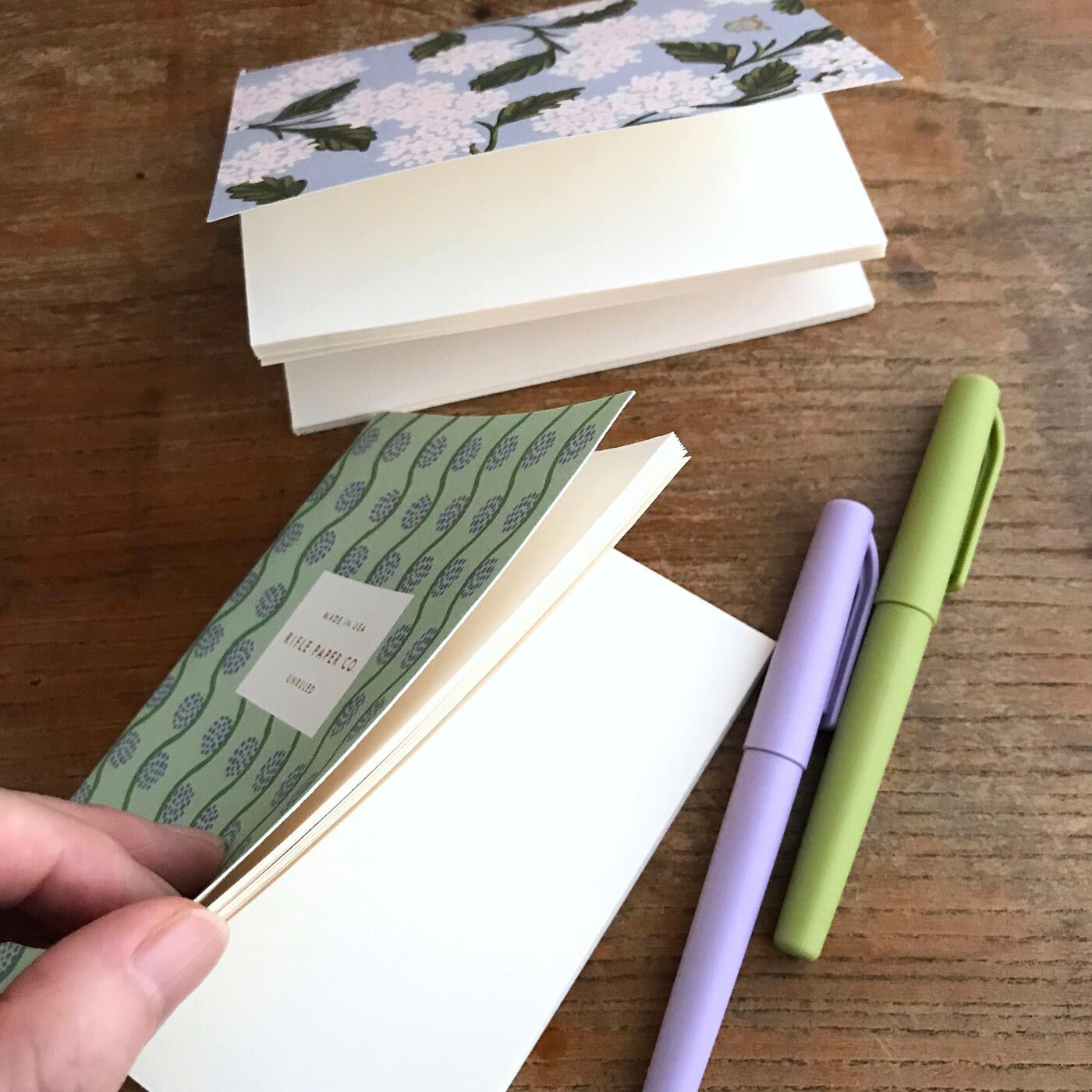 フェリシモの雑貨 Kraso|ライフルペーパー　ポケットノート２冊セット|中のページは罫線なしの無地。クリーム色の上質紙で、ほどよくしっかりした厚みで書きやすい。ペラペラじゃないのがうれしい。