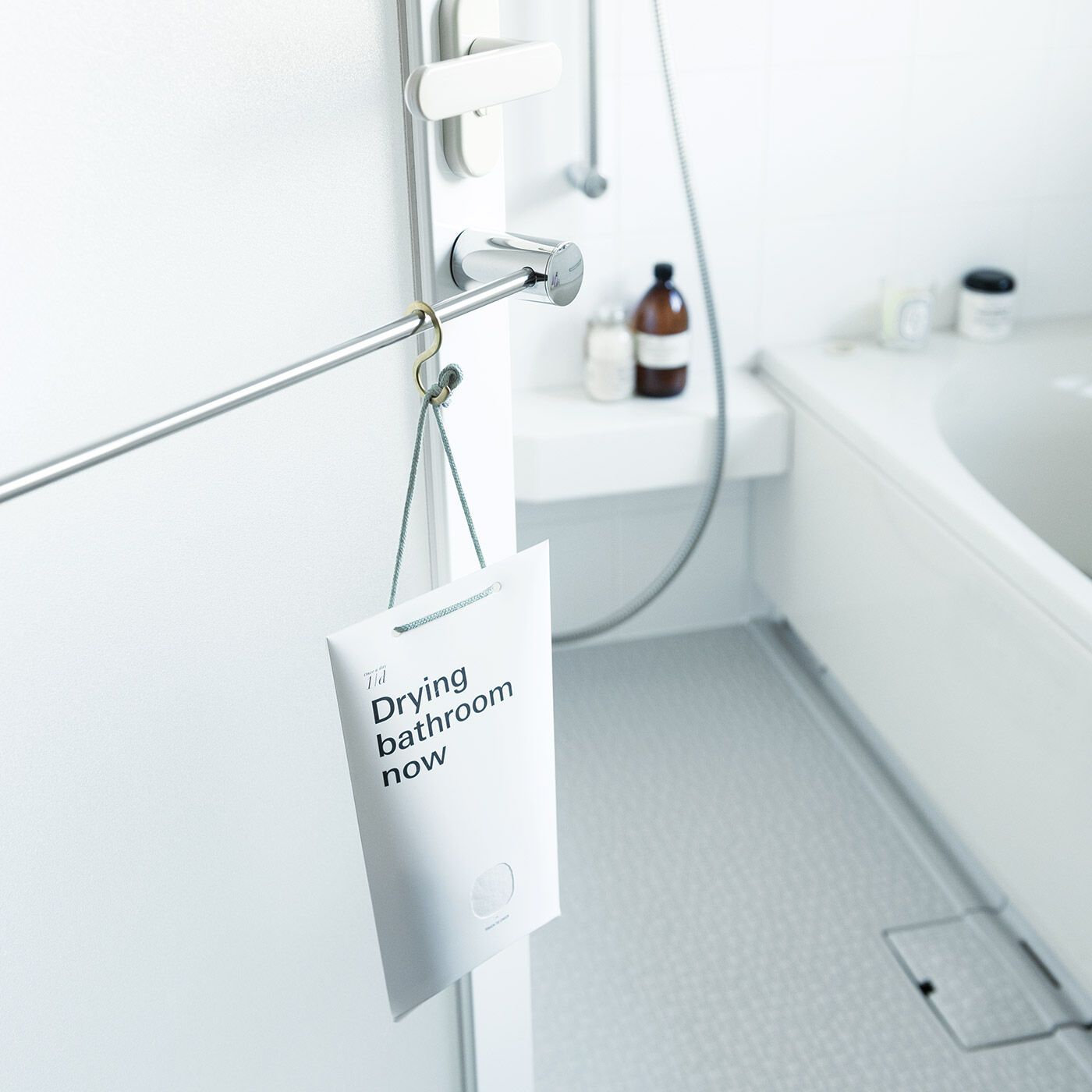 フェリシモの雑貨Kraso|1/d for Bathroom　浴室用除湿剤の会|［脱衣所］入浴中は脱衣所に引っ掛けて、脱衣スペースの湿気を軽減。