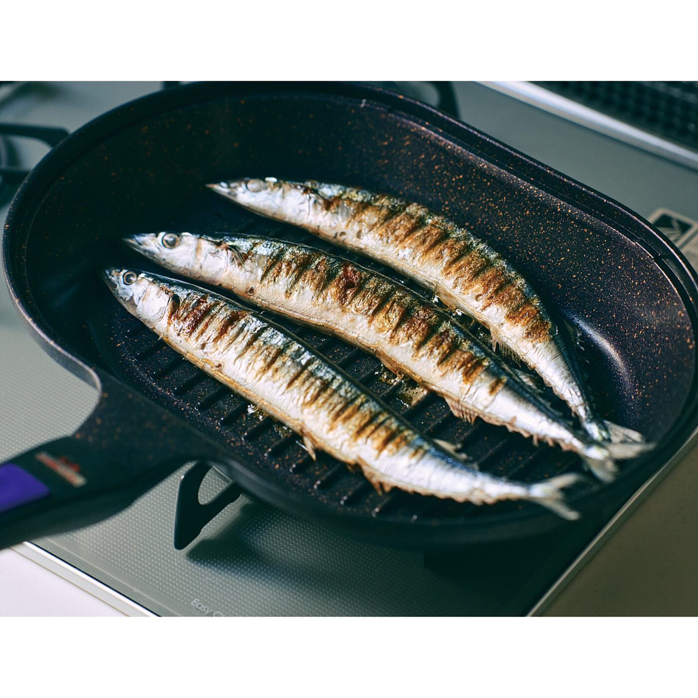 フェリシモの雑貨Kraso|大きい魚やステーキも焼ける！　ふっ素加工で食材がこびりつきにくい　オーバルグリルパン