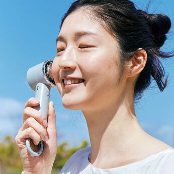 フェリシモの雑貨 Kraso | 冷却プレートで瞬間冷却ハンディーファン〈ライトグレー〉