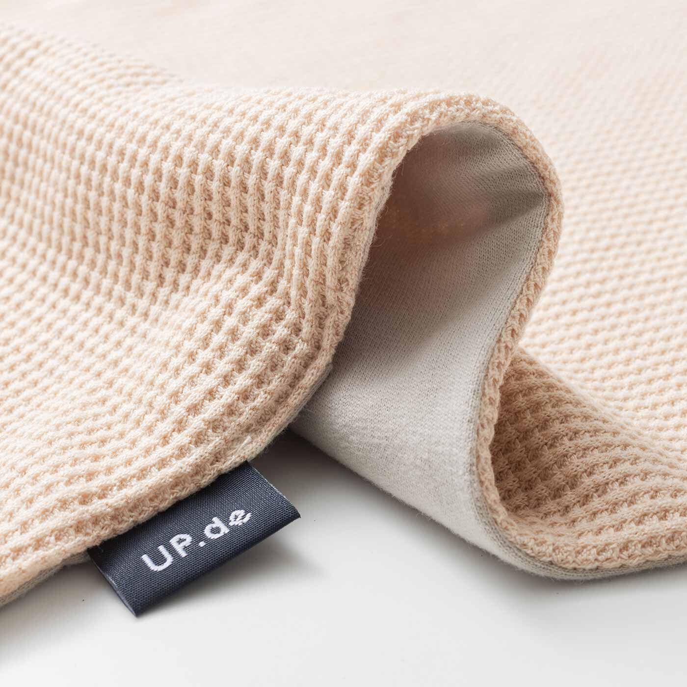 フェリシモの雑貨 Kraso|UP.de　さらっと肩掛け ポケットが便利なワッフルコンビの付けフードの会|表はロングシーズン気持ちいい綿100％のスウェット素材。内側は配色のふんわりワッフル素材。
